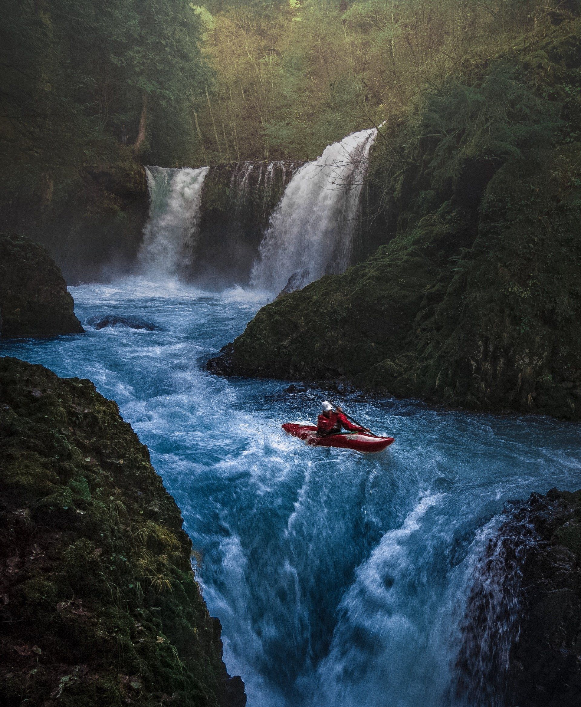 Kajak vor Wasserfalls