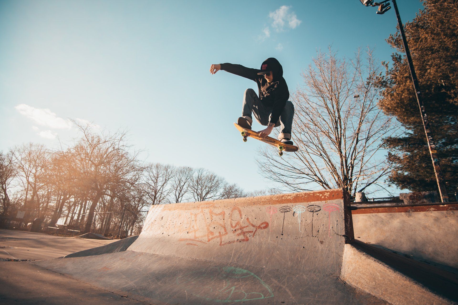 Skateboardfahrerin im Skatepark