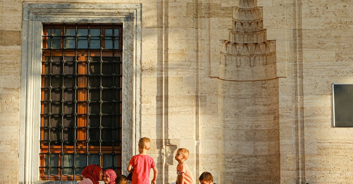 Um grupo de crianças está em frente a um prédio