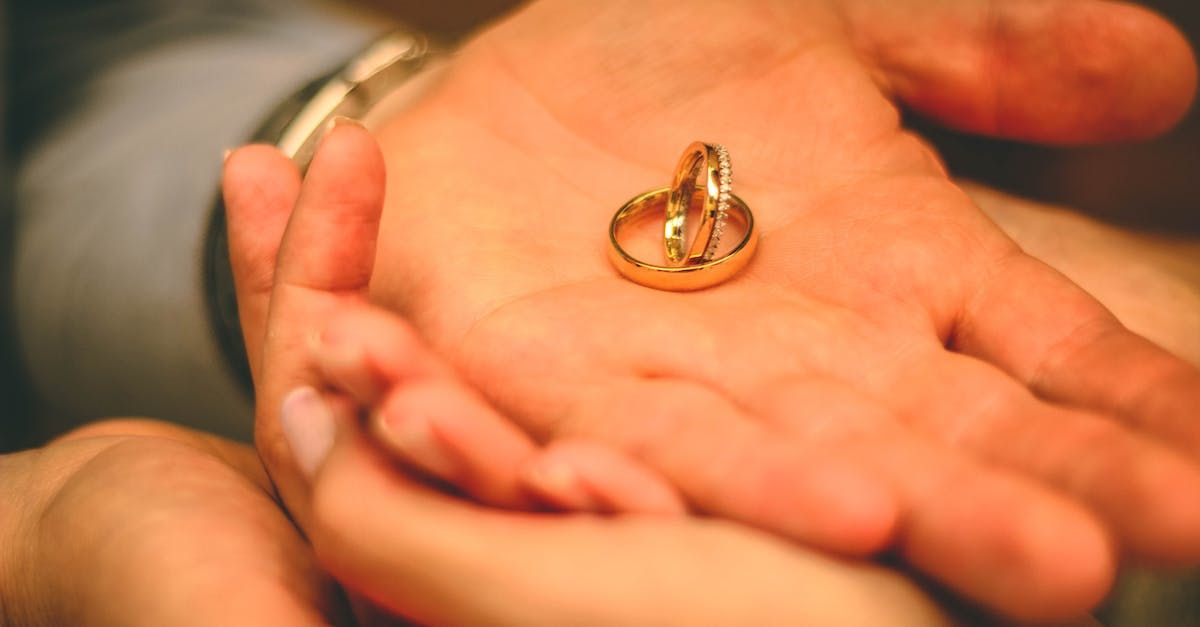en öppen handflata med två ringar av guld