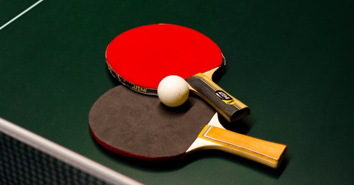 Zwei Ping-Pong-Schläger und ein Ball auf einem Tisch