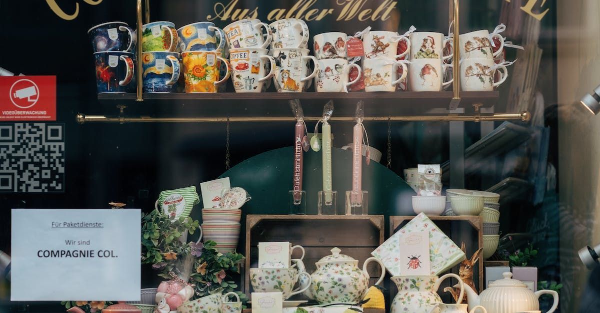 Une vitrine de théières et de tasses dans un magasin.