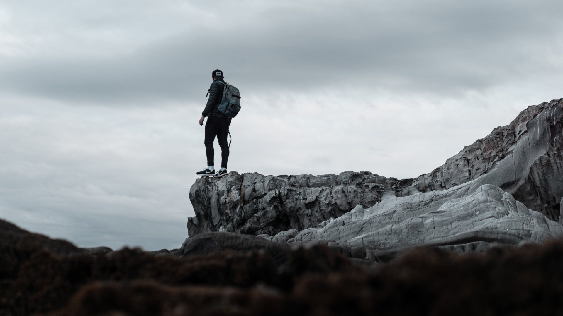 accompagnateur en montagne regardant l'horizon du haut d'une falaise - formation marcher autrement - IPSAN