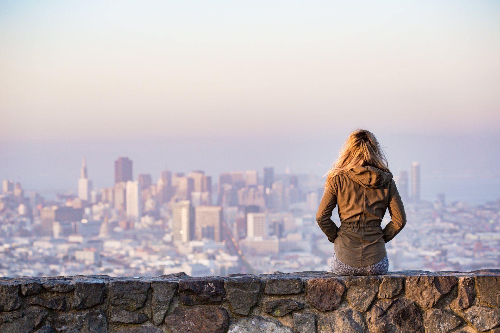 Ragazza sola in una città