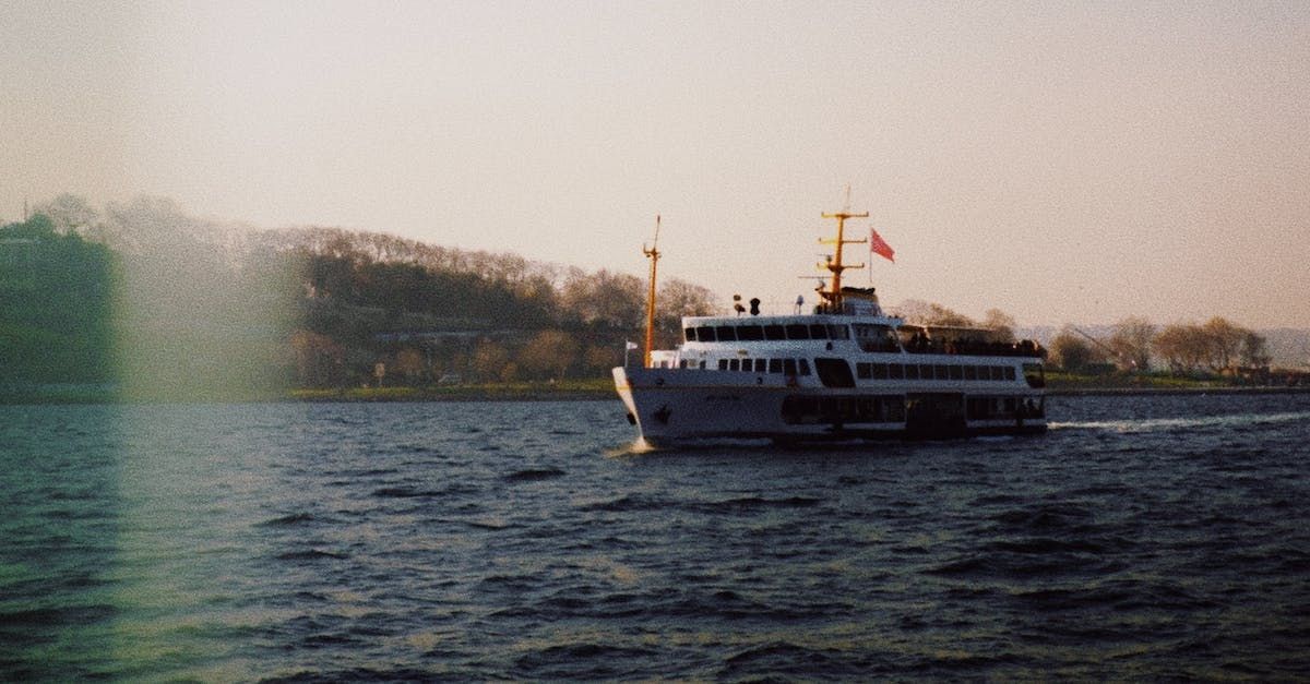 Een boot drijft op een watermassa.