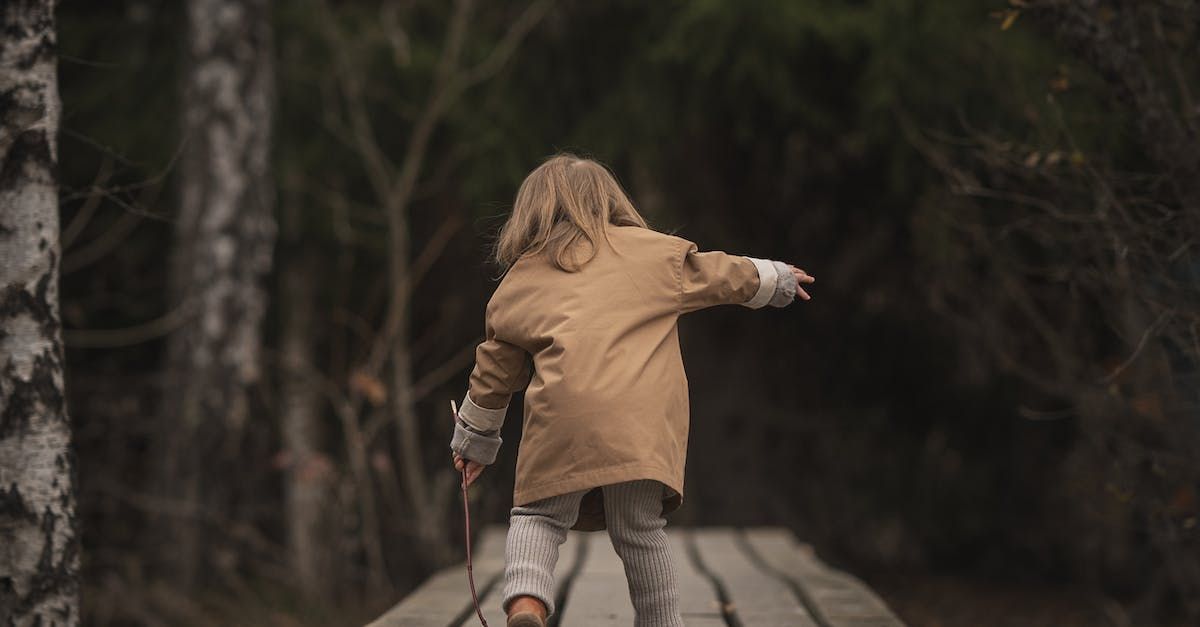 criança caminhando em ponte