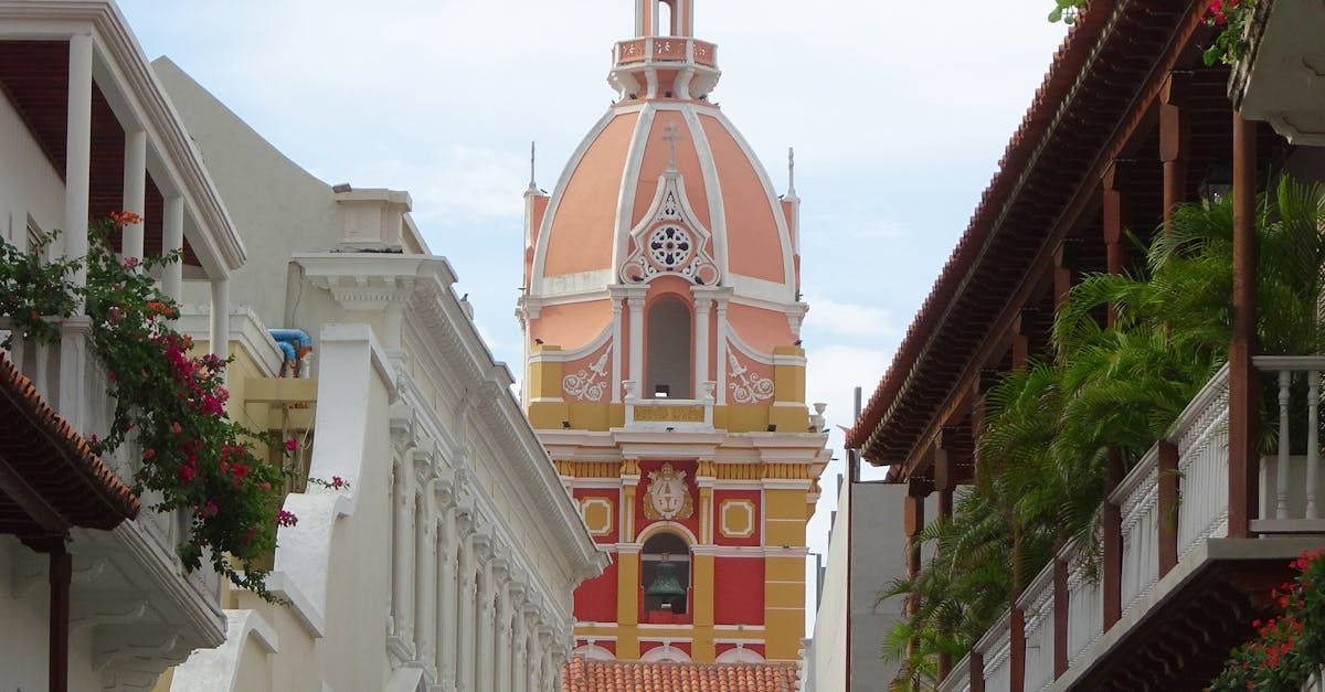 Un edificio muy alto con una cúpula encima está entre dos edificios.