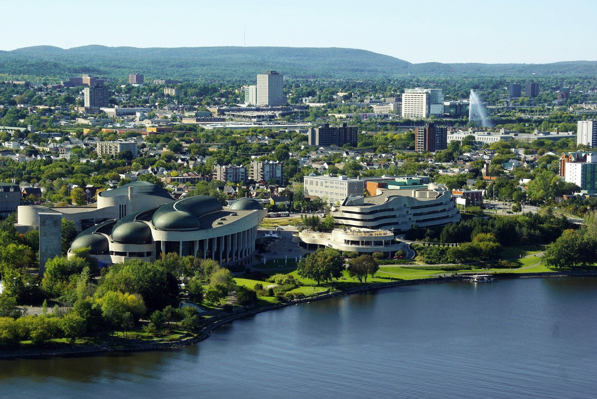 Une vue aérienne d'une ville avec un lac au premier plan