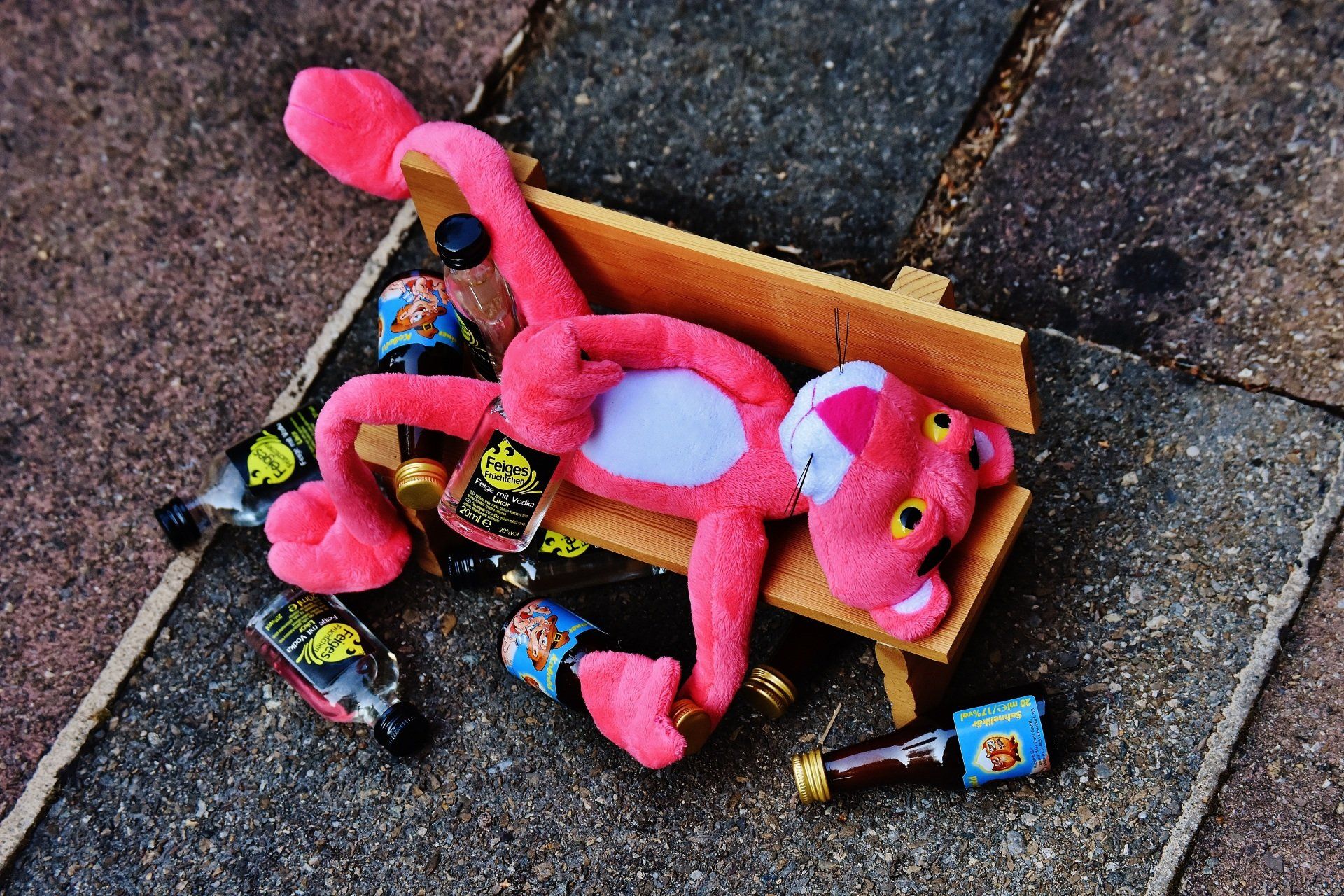 Alkohol Rausch, rosaroter Panther betrunken, Absturz