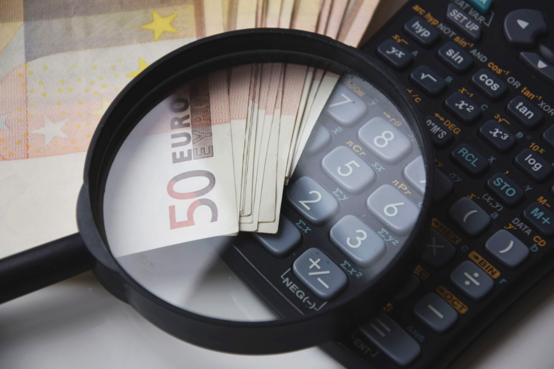 No cure no pay dienst met afbeelding met vergrootglas, geld en rekenmachine