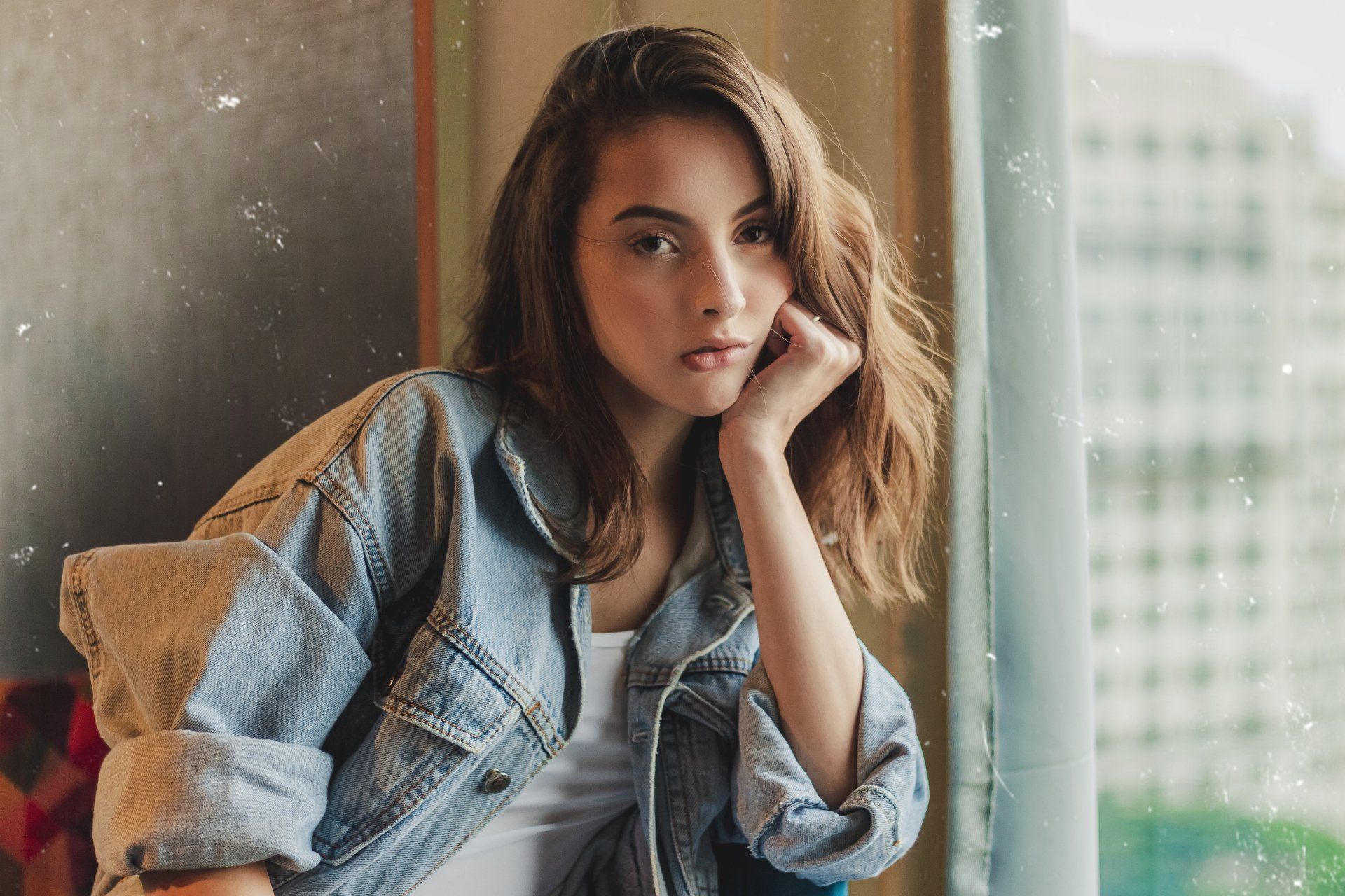 Ragazza disinteressata