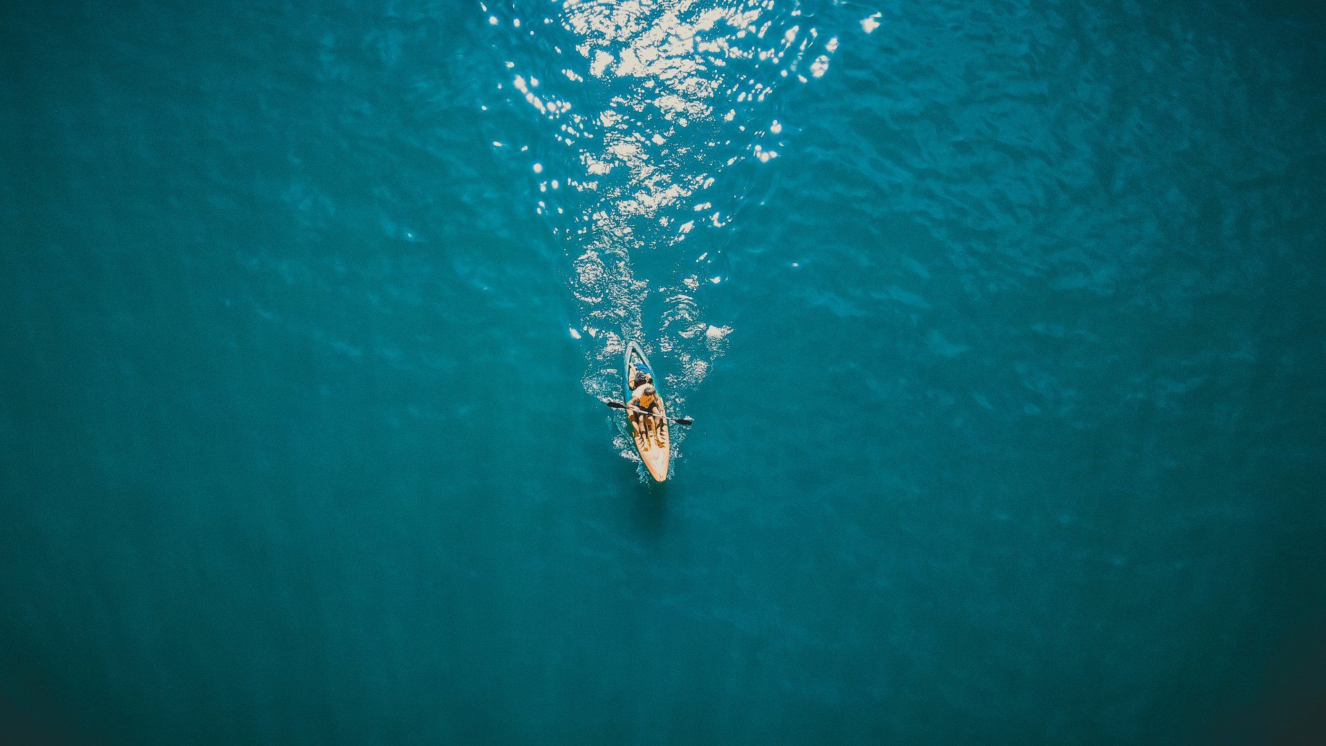 Una vista aérea de un barco en medio del océano.