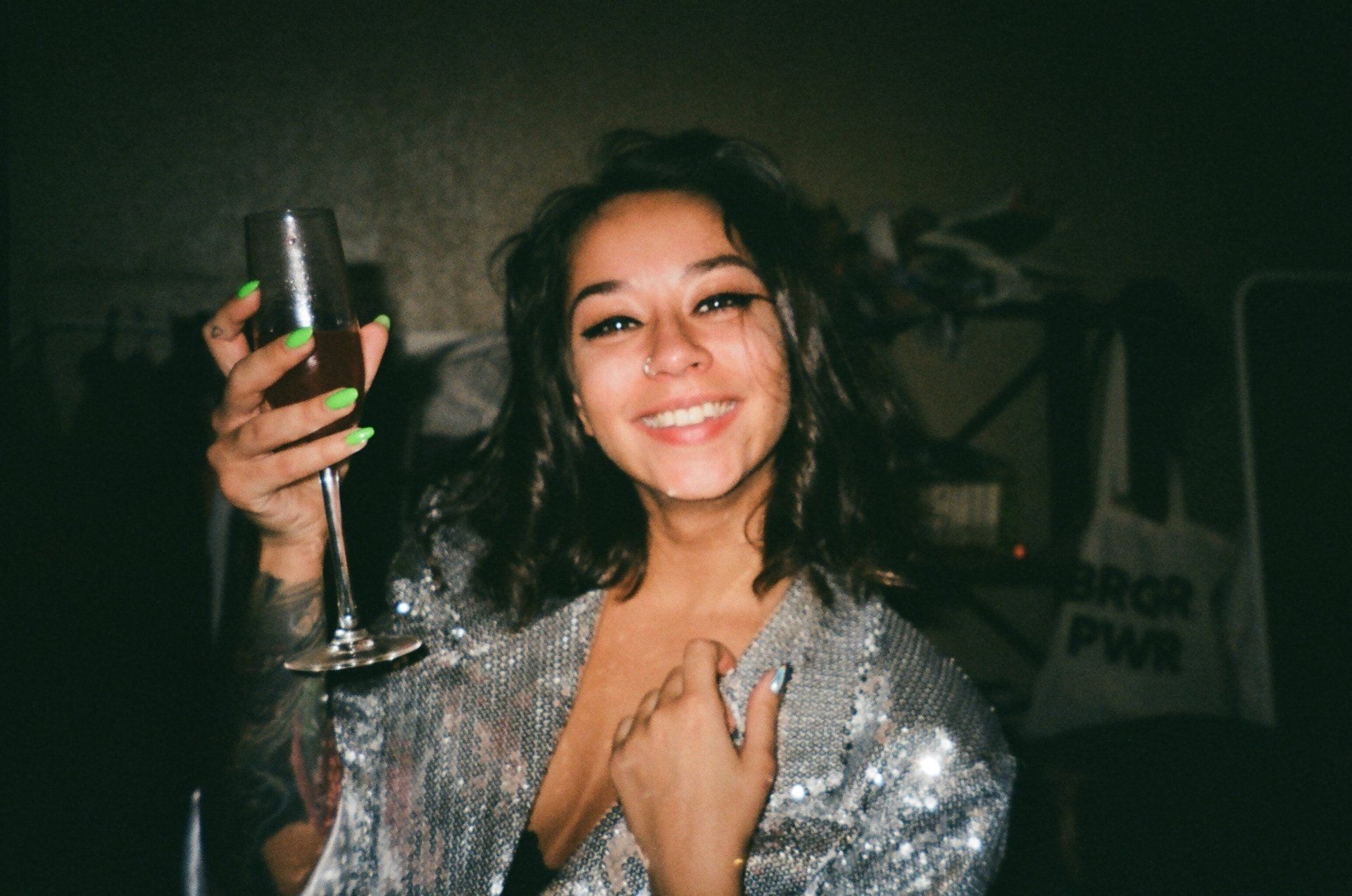 Ragazza single a un party