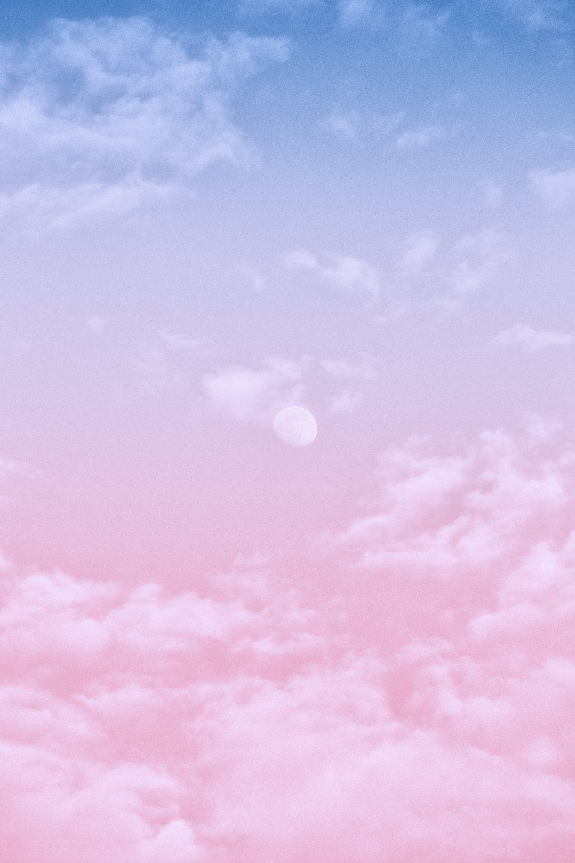 Un cielo azul con nubes rosadas en él