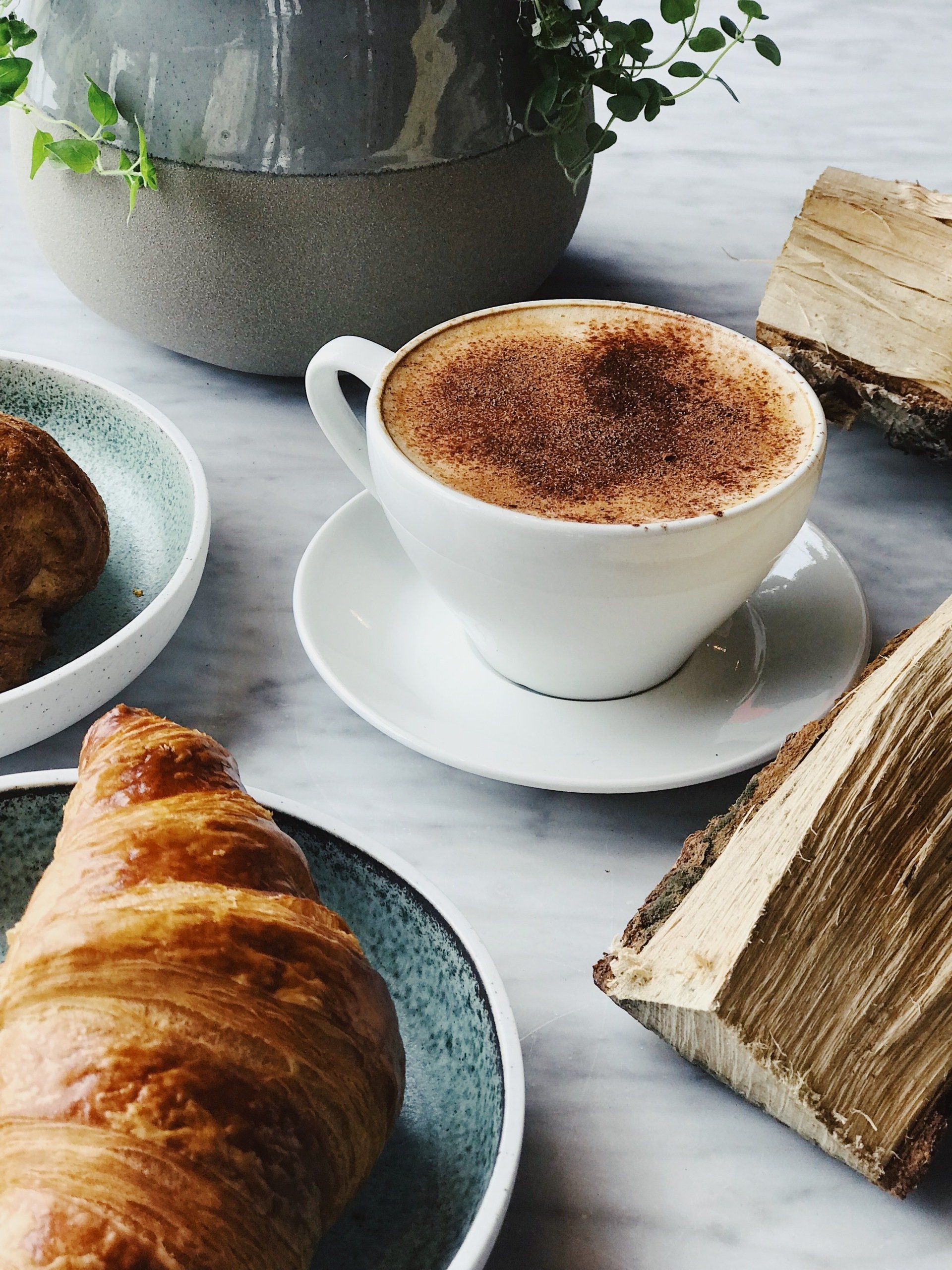 Frühstück Kaffee und Gipfel
