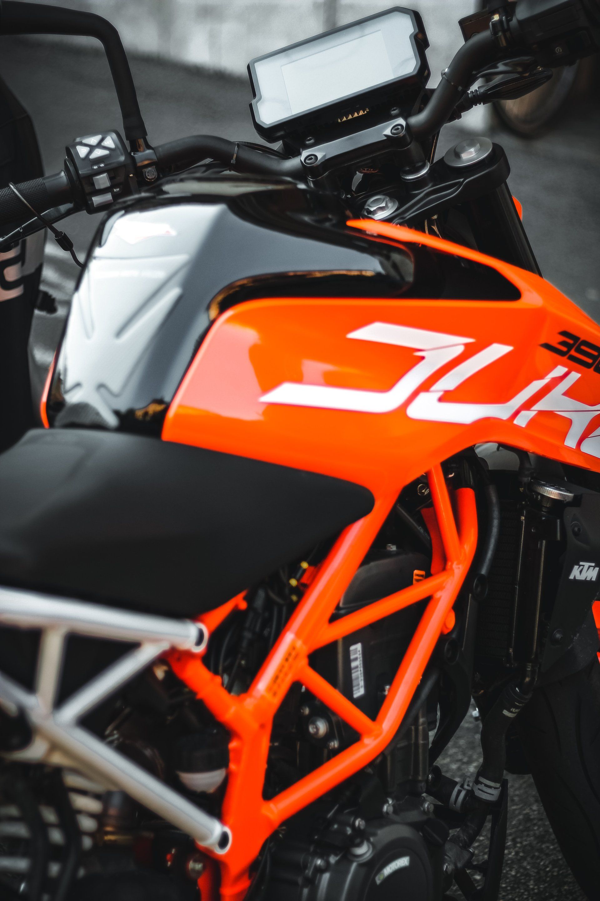 skoter, eller kanske en motorcykel, med skarpt orange lack