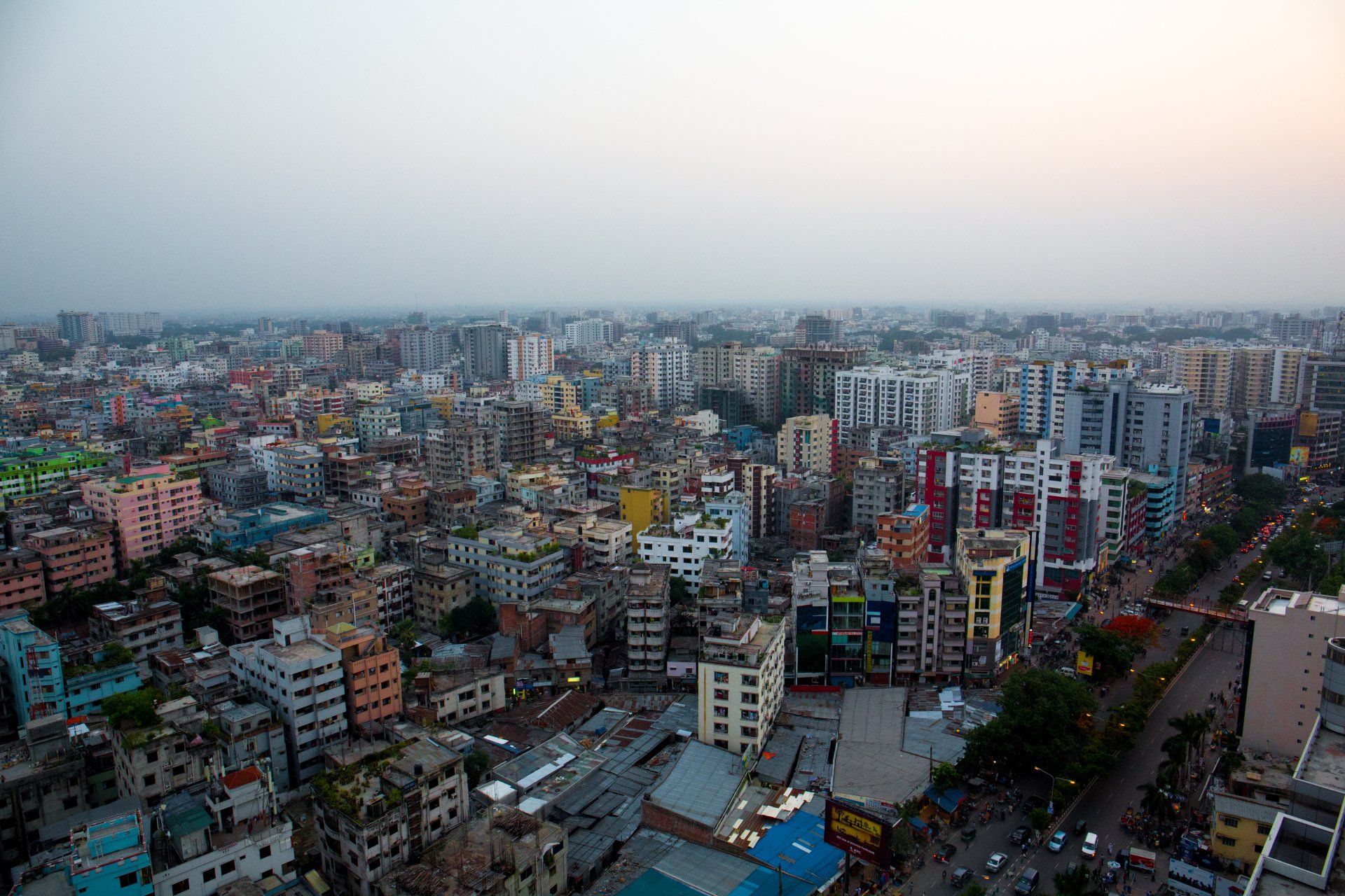 Uma vista aérea de uma cidade com muitos edifícios e árvores.