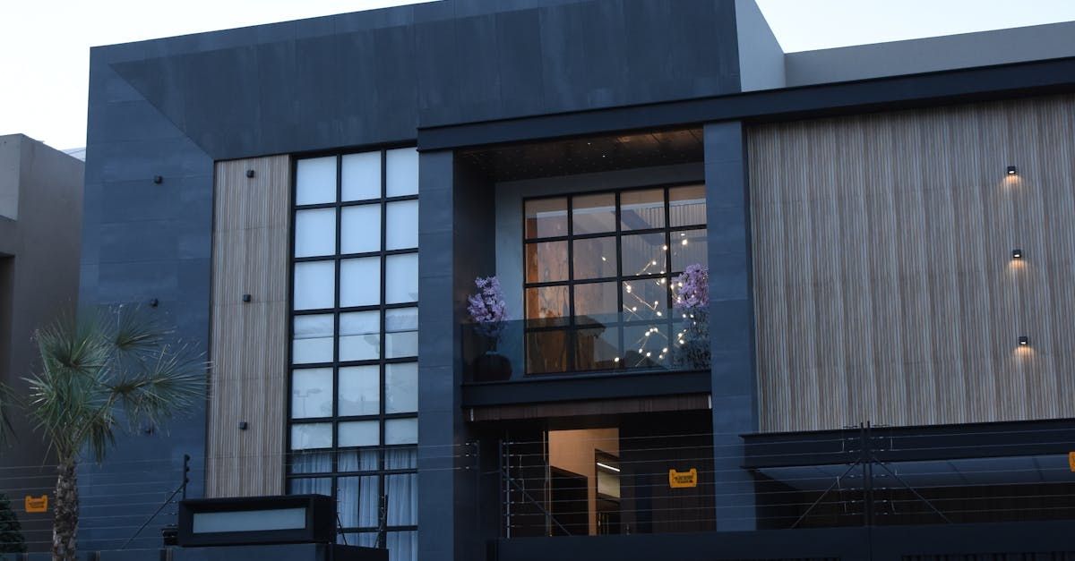 A large building with a lot of windows and a balcony.
