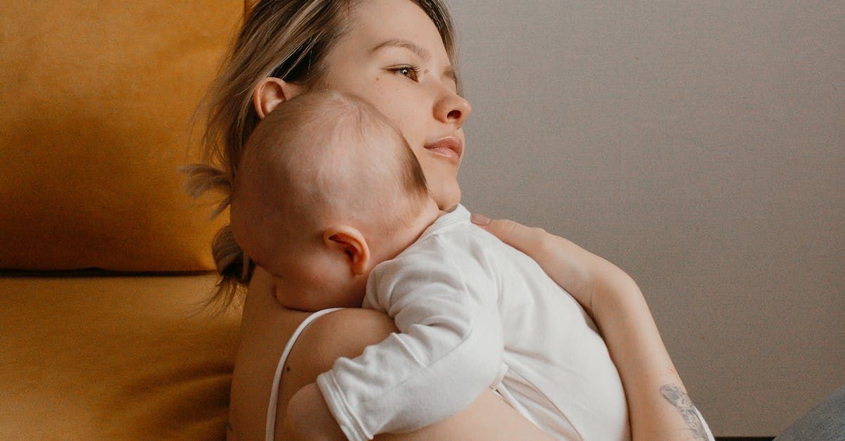mamá aprendiendo como dormir a un bebe