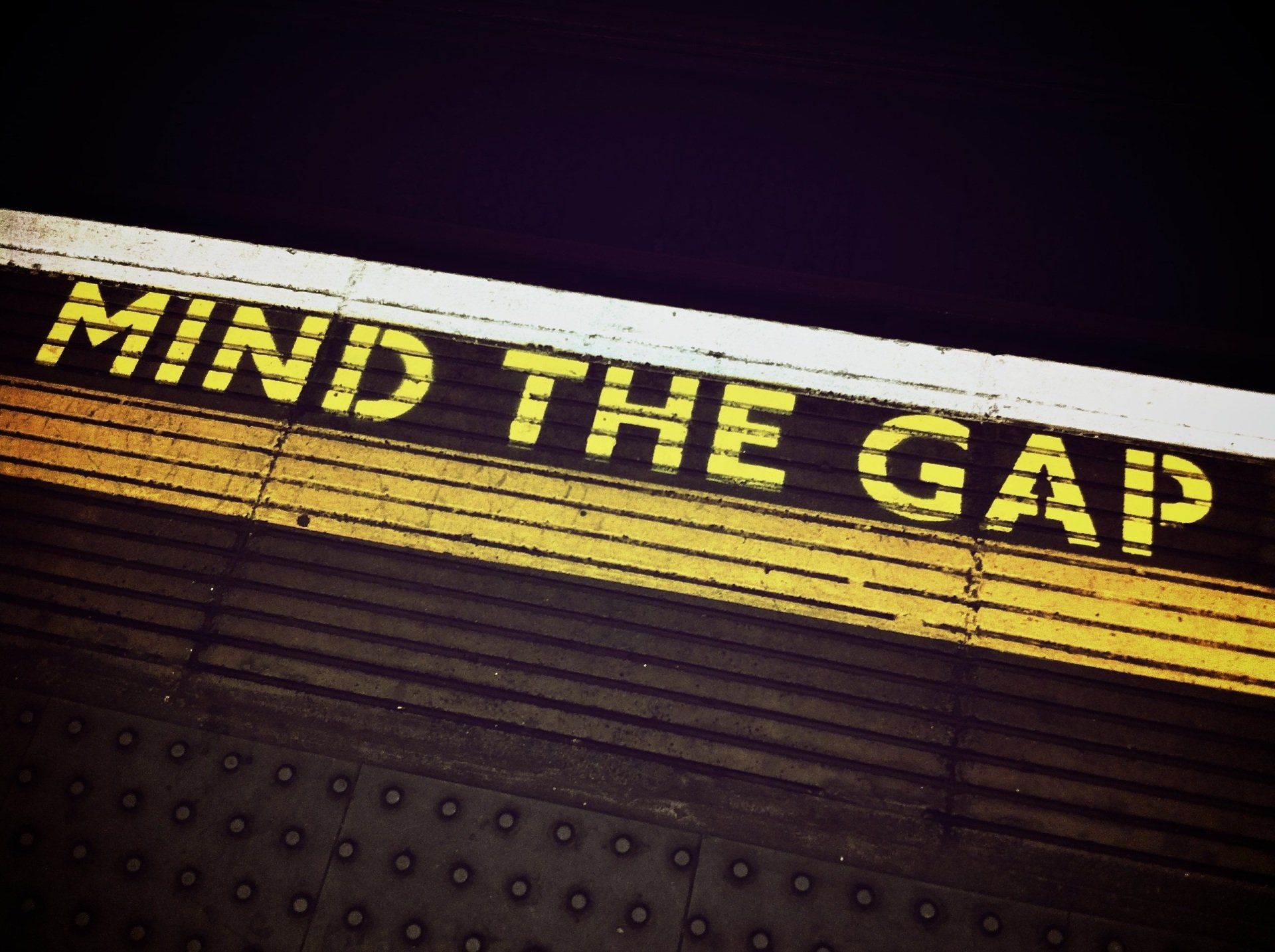 A sign that says mind the gap on it