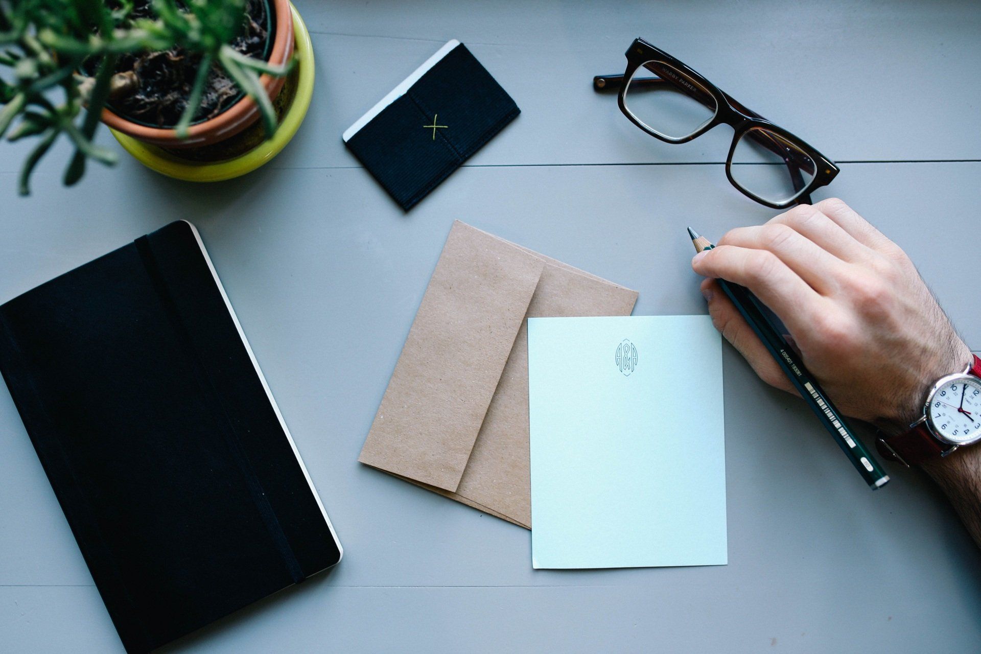 Briefe, Kuvert und Tablet auf einem Schreibtisch