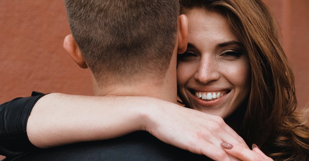 Donna che abbraccia il partner