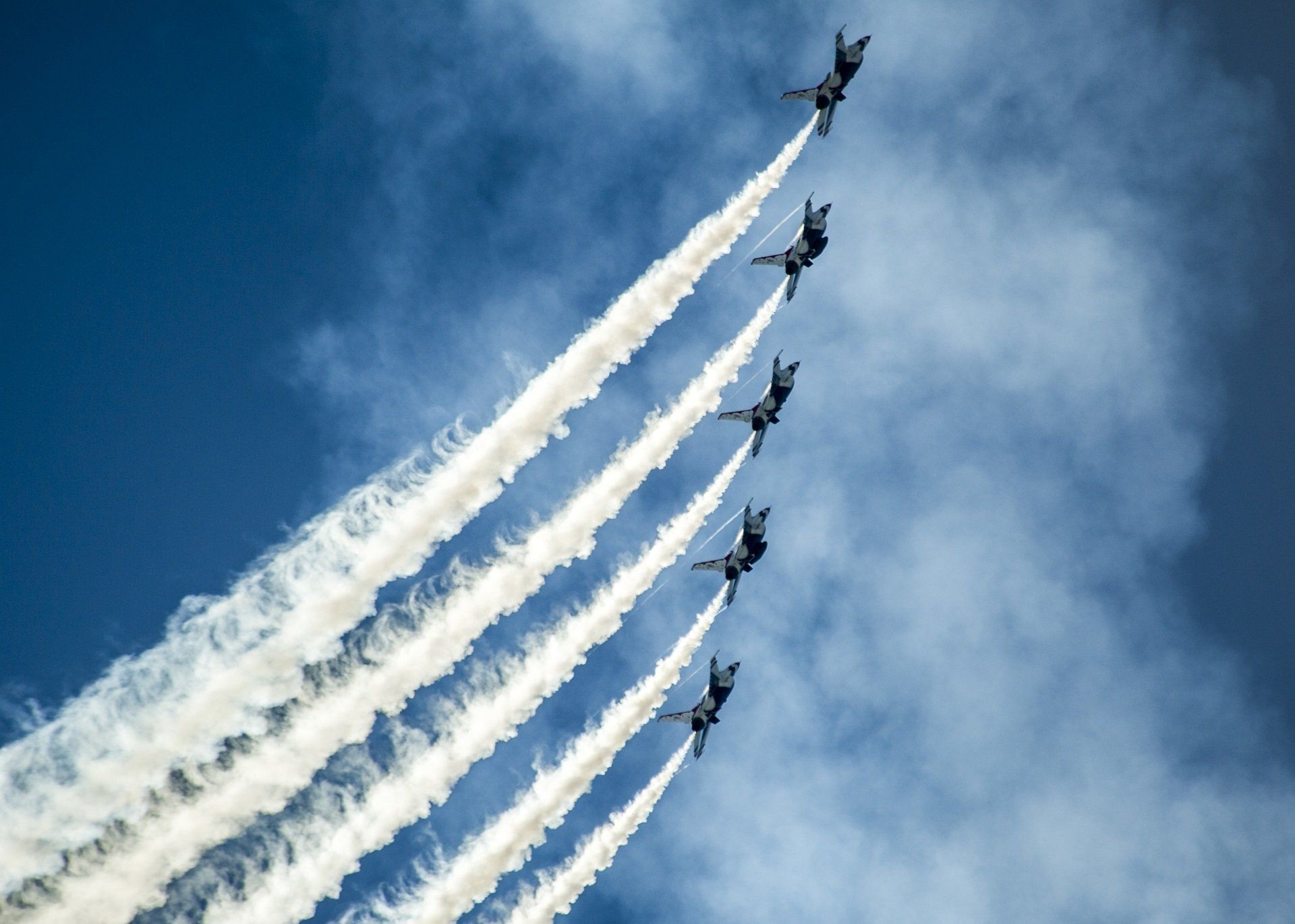 5 of the Craziest Stunt Plane Tricks Ever Recorded