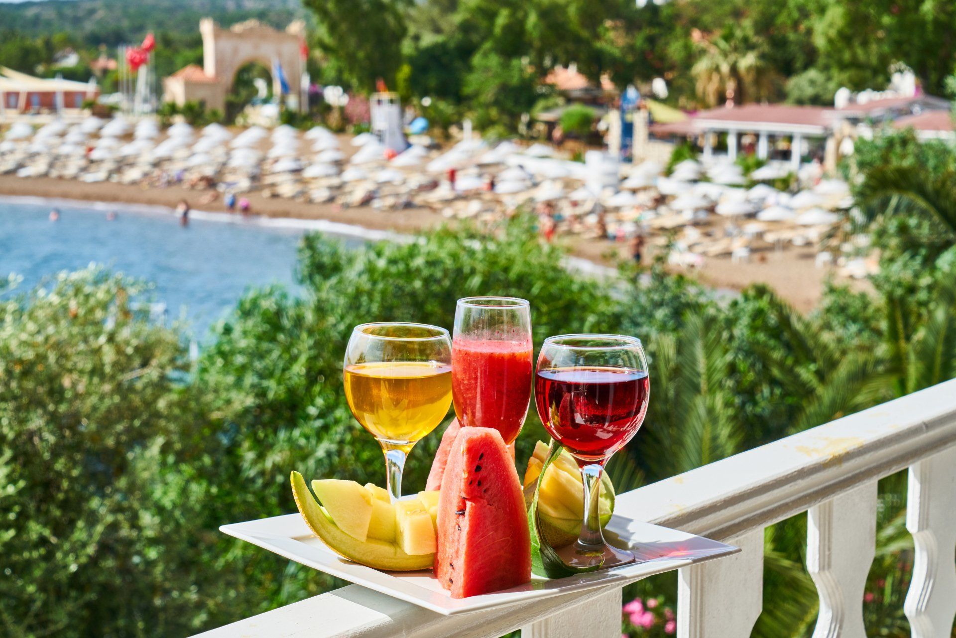 Refreshing drinks and fresh fruits by the sea as a great choice when you decide where to eat in Coveñas