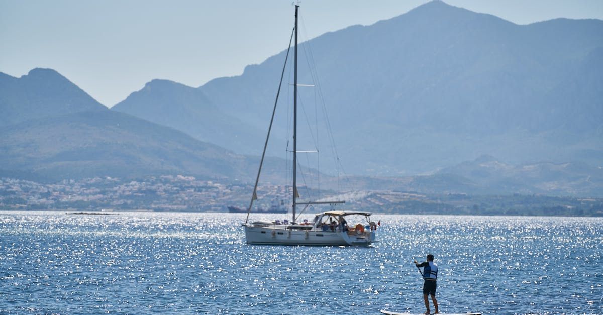 una barca a vela vicino alla costa