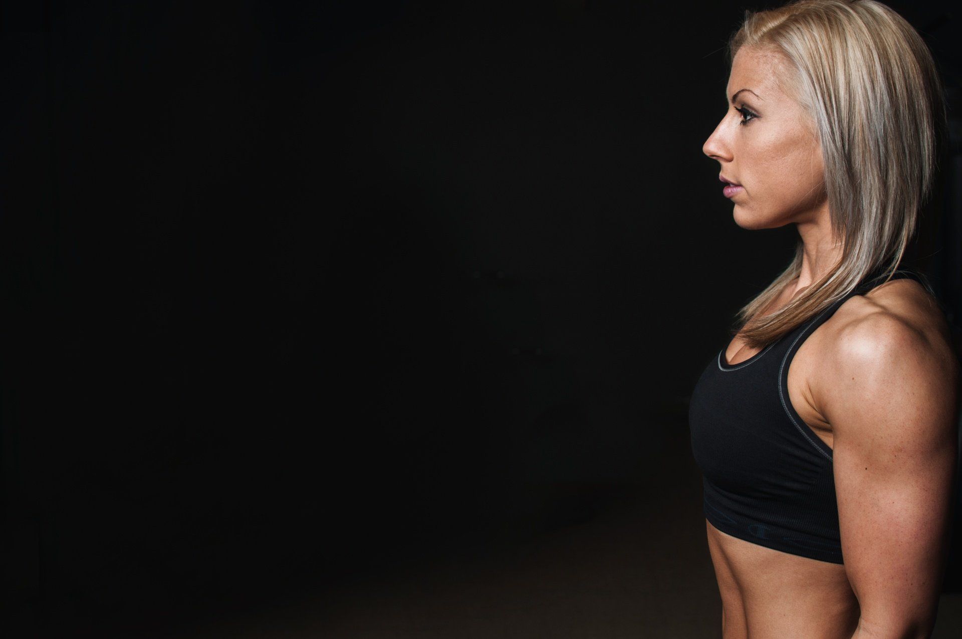 Ragazza in tuta fitness