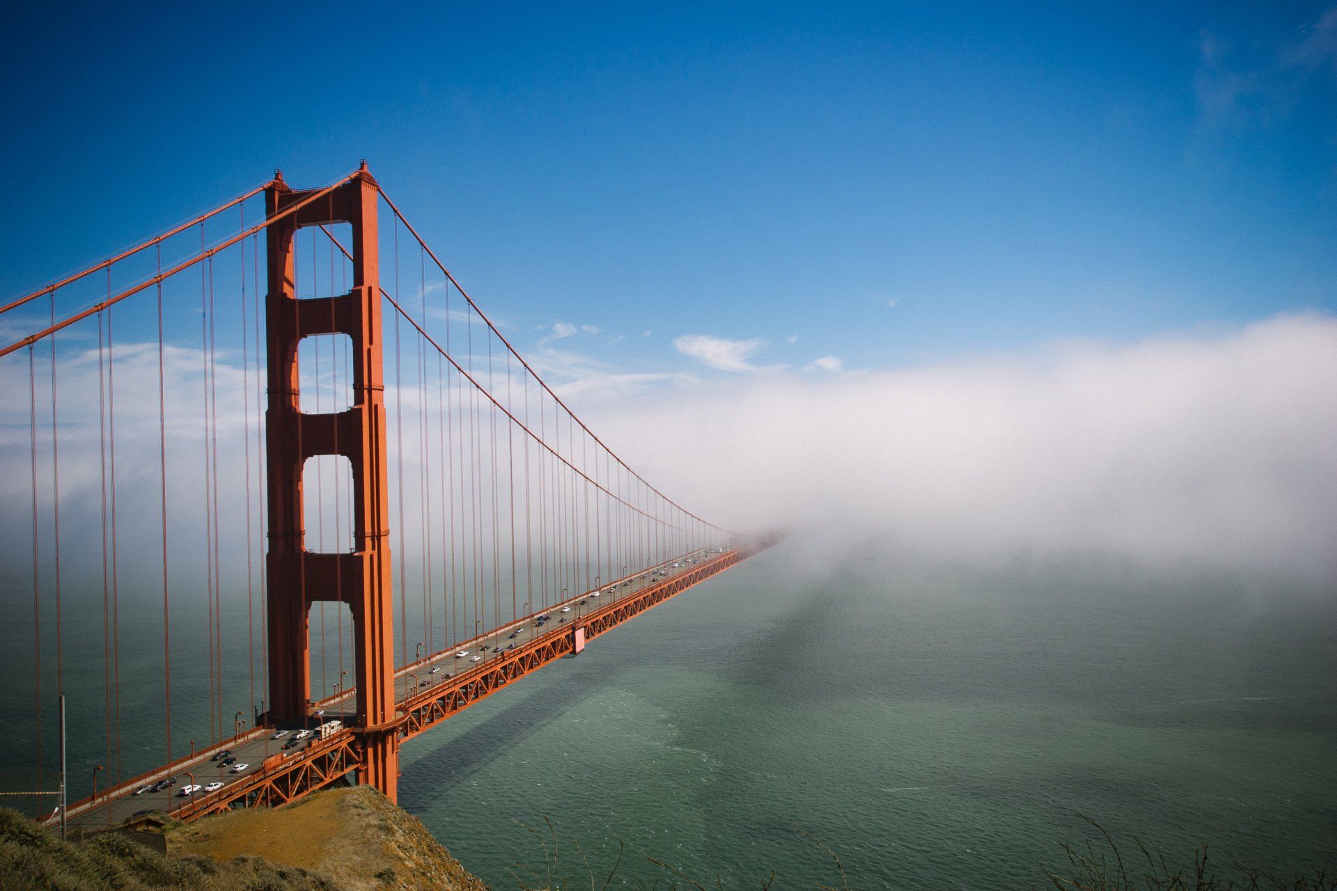 A ponte golden gate está coberta de neblina em um dia nublado.
