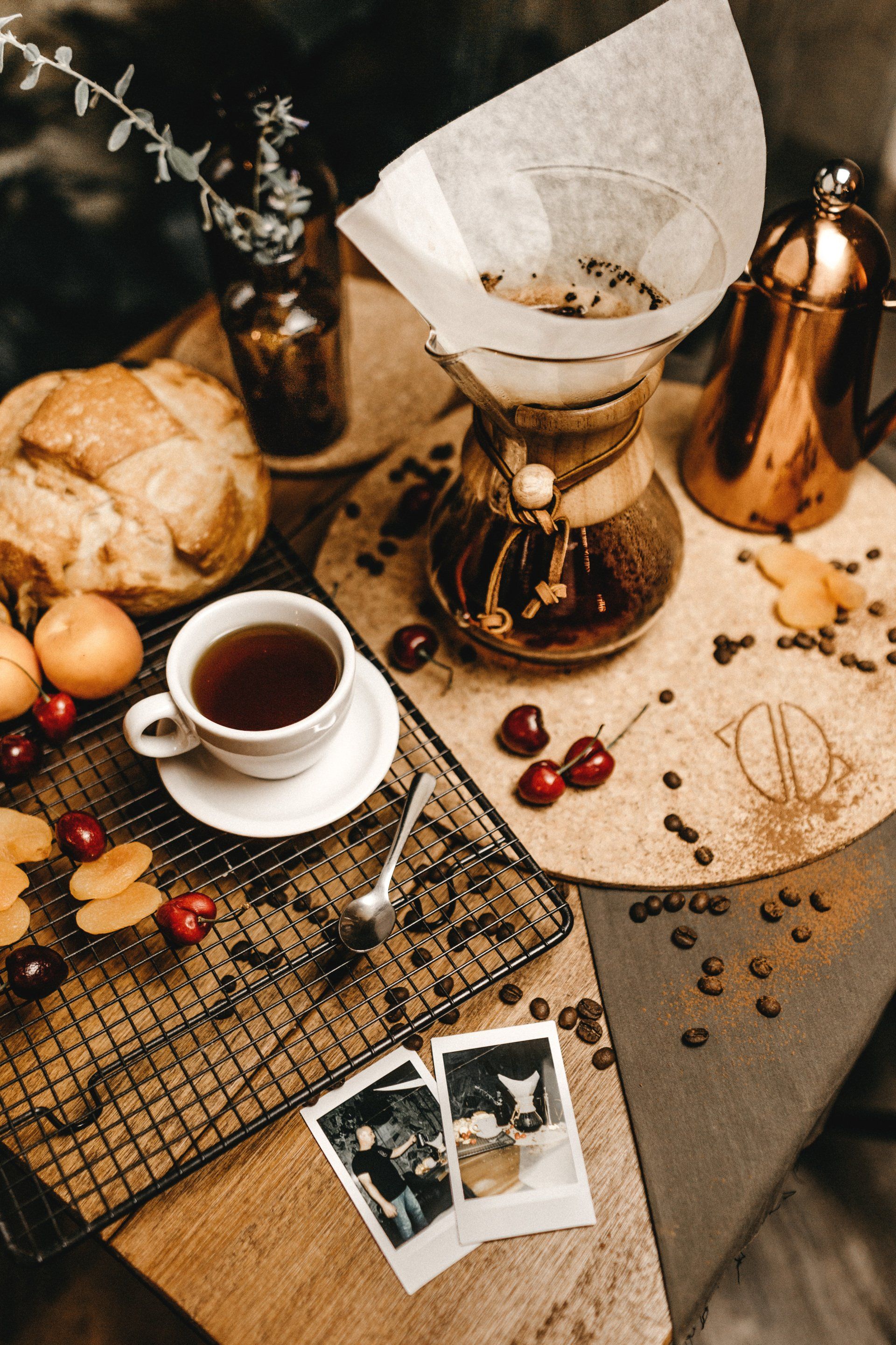 Il y a une tasse de café sur une soucoupe sur une table.