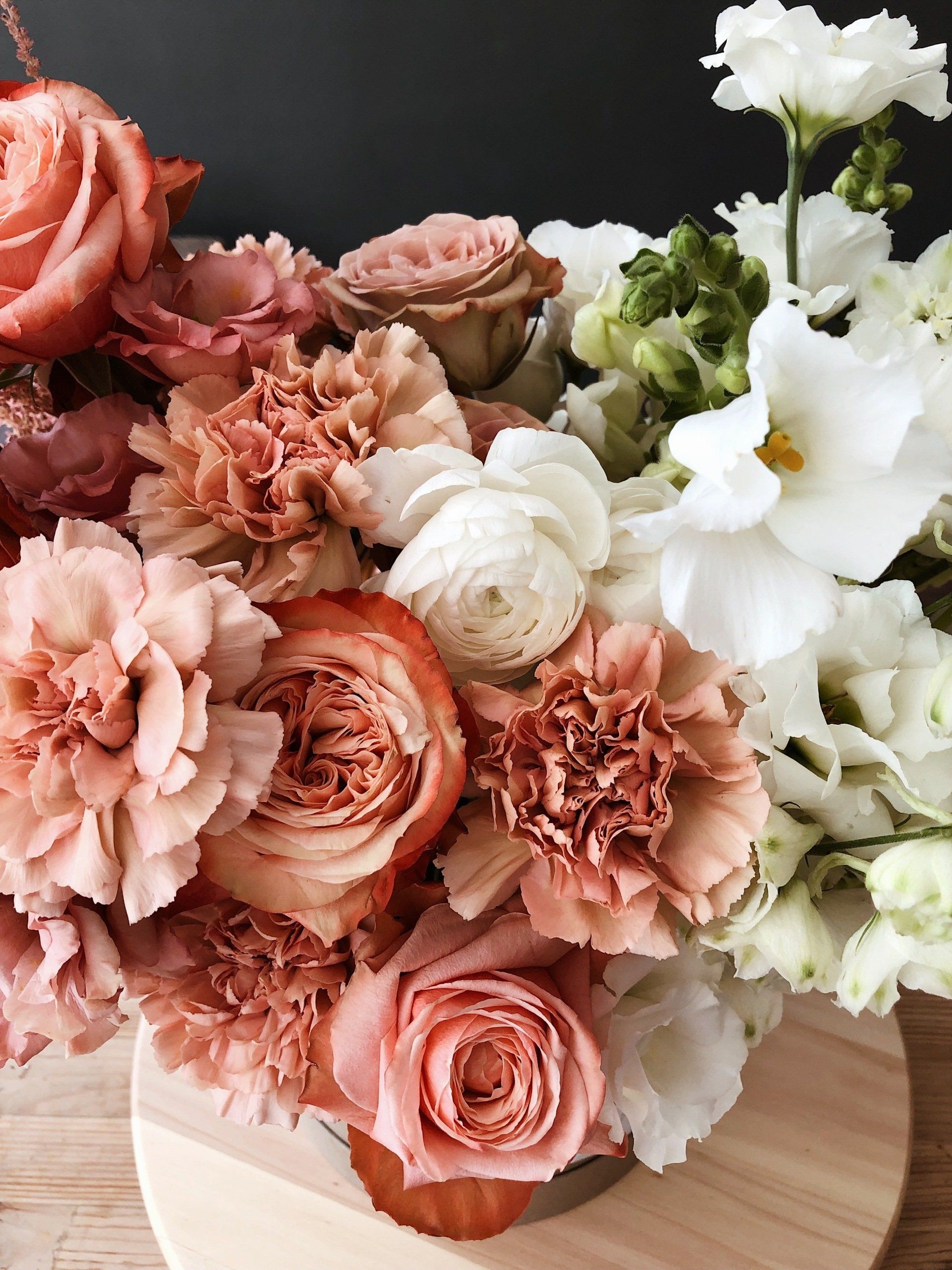 vita och skära blommor i en bukett
