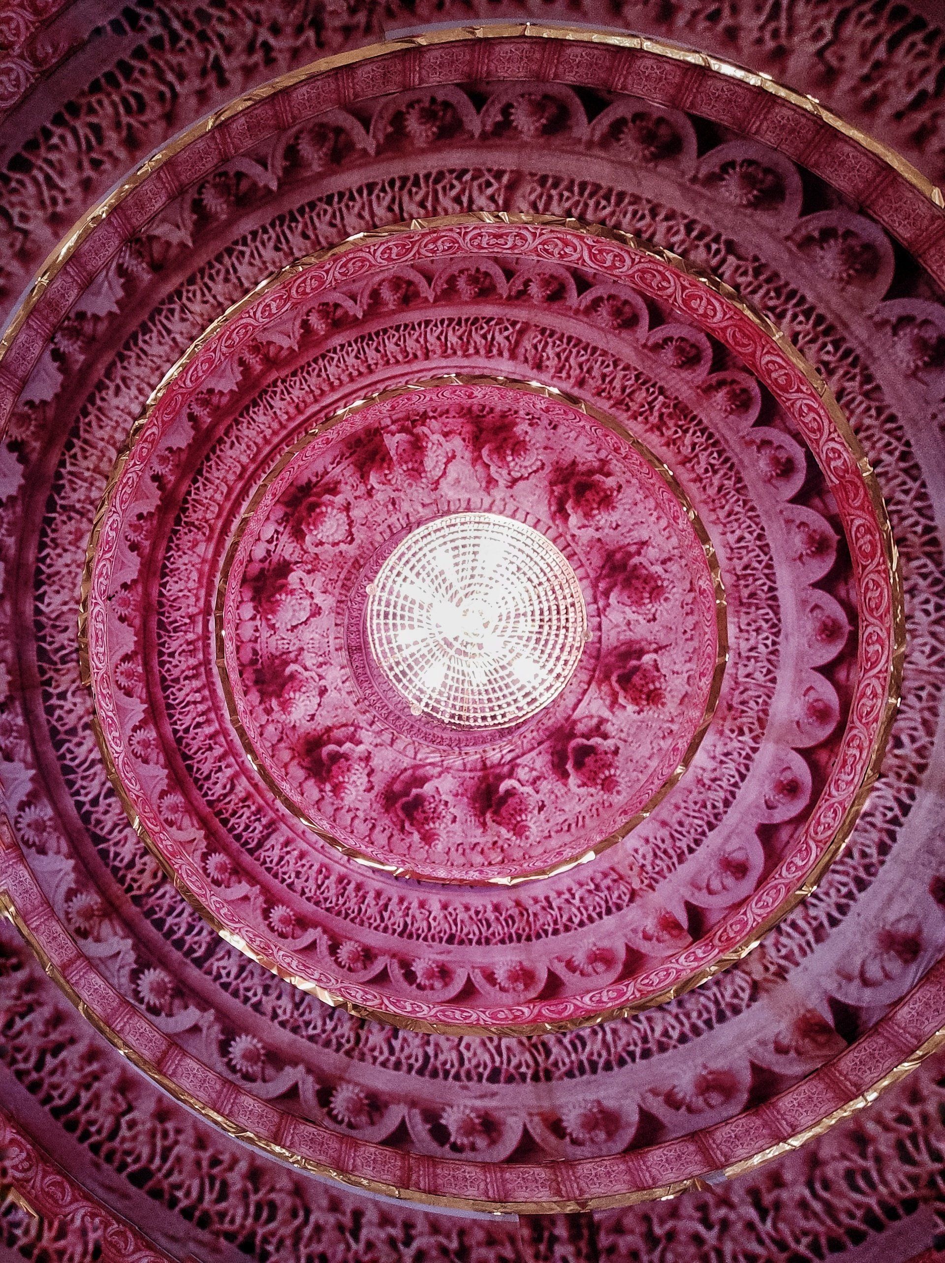 omsorgsfullt skapat tårtliknande mönster med rosa material, osäkert vad det är