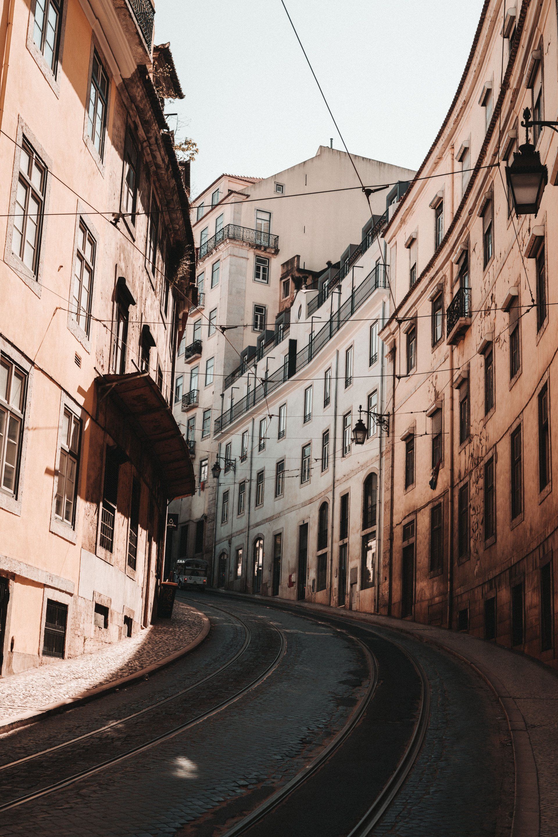 Uma rua estreita com prédios em ambos os lados