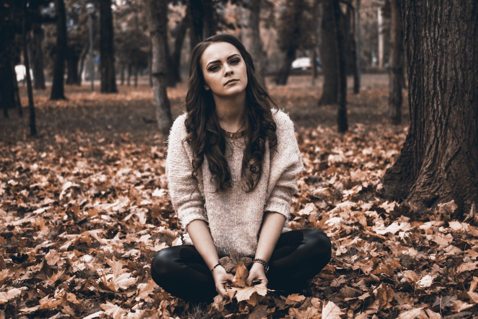 Ragazza sola nel parco