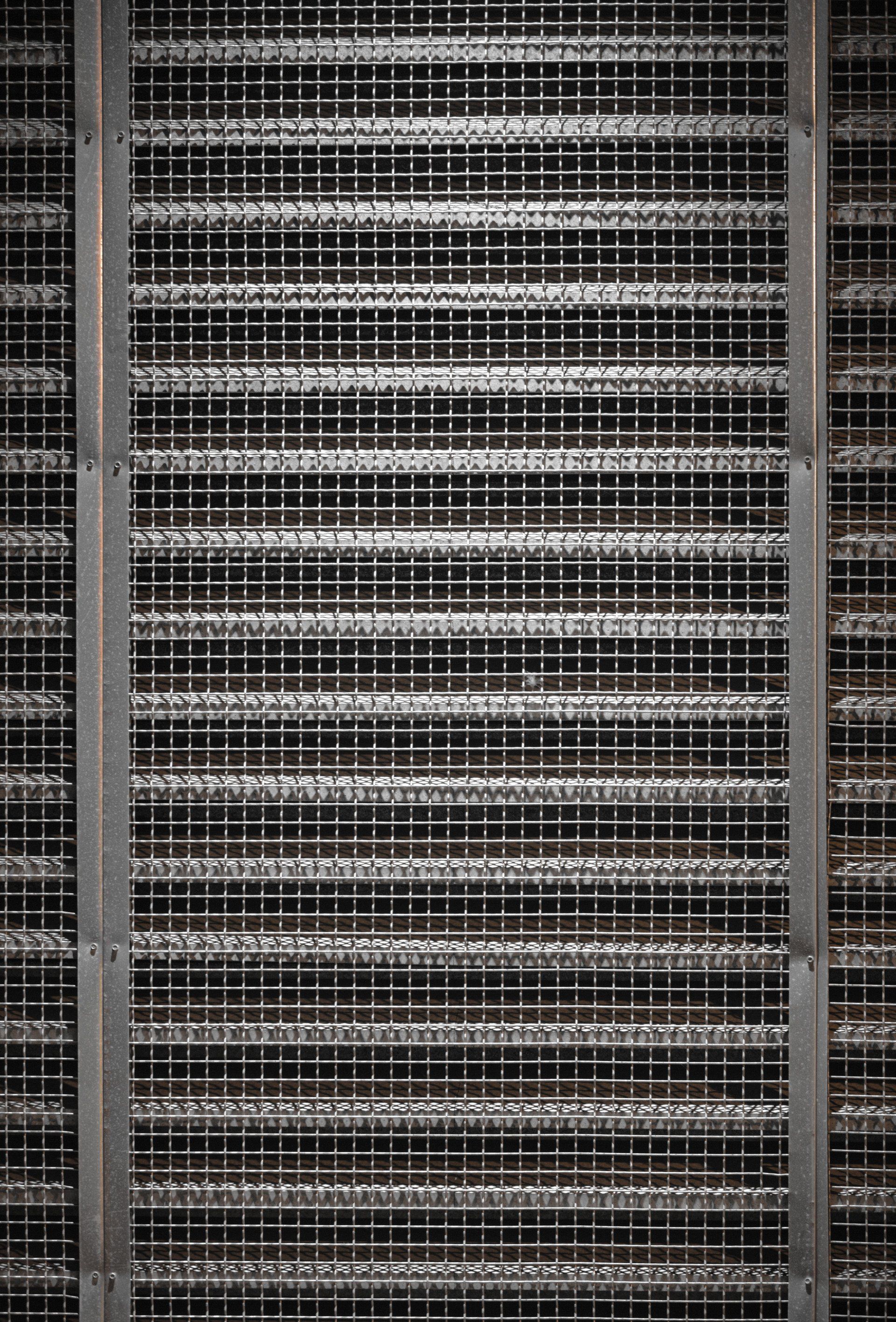 un gros plan d une grille métallique sur un mur.