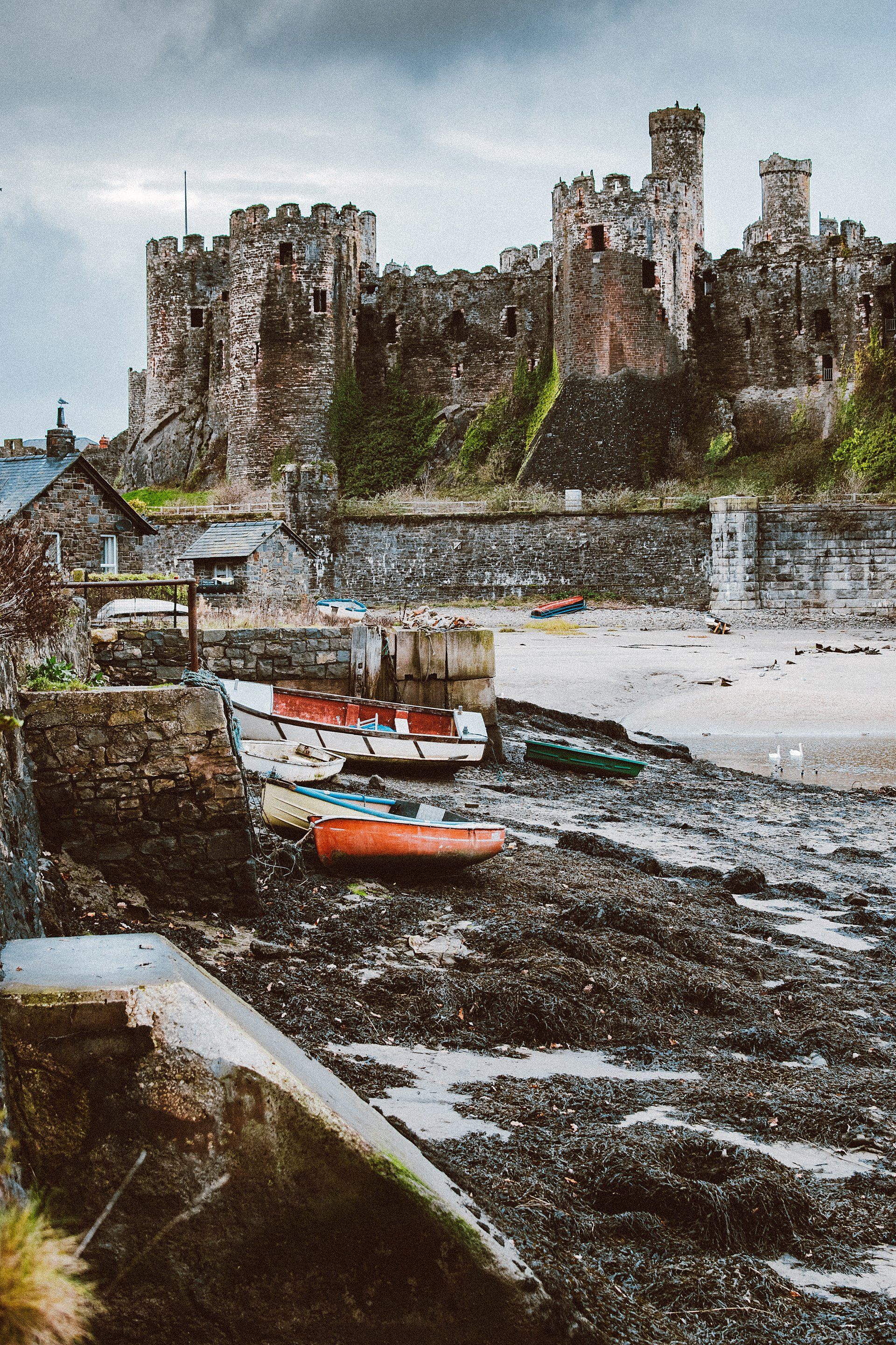 Boats stuck in low tide, symbolizing a stagnant job market.