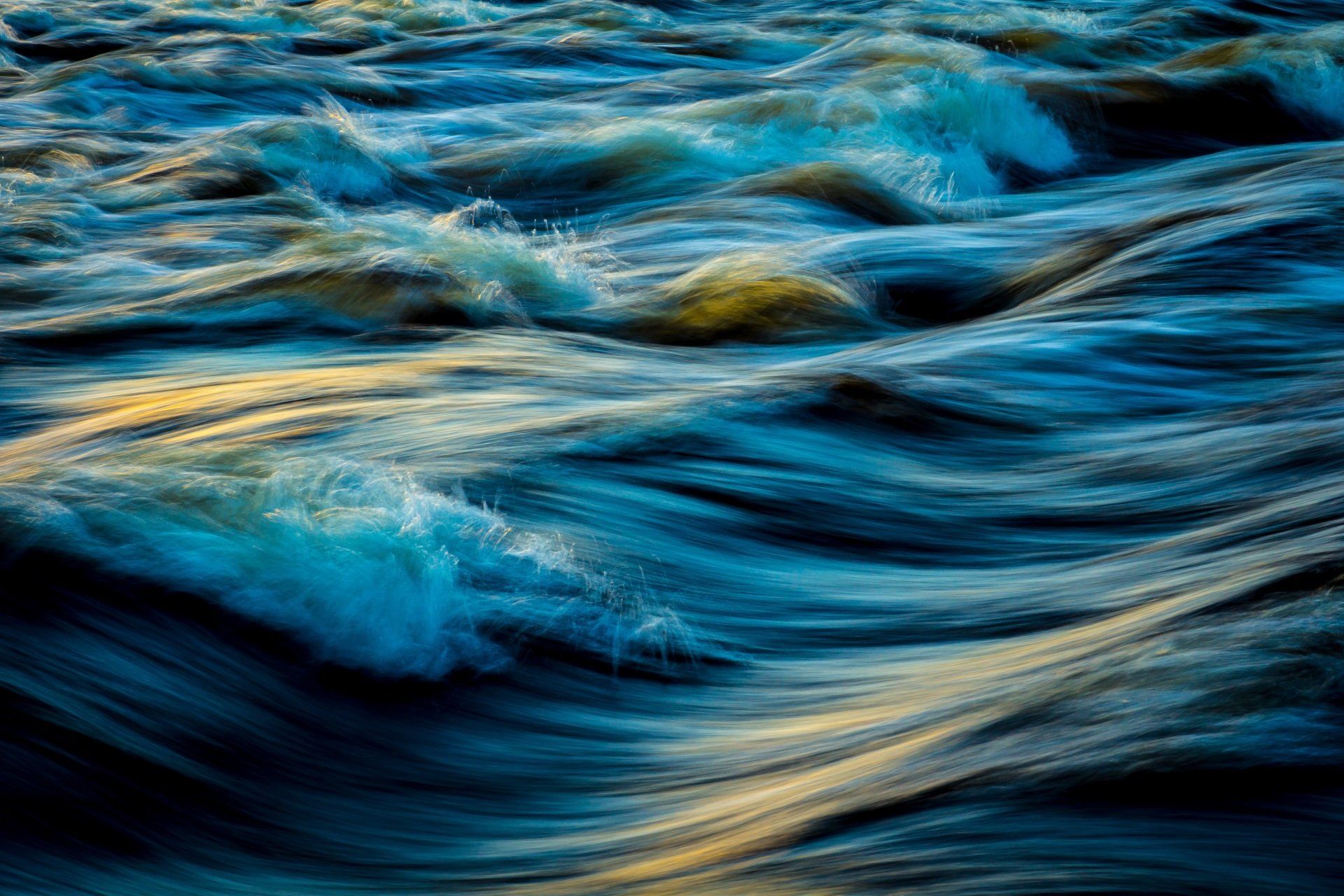 a photo if the sea moving with waves