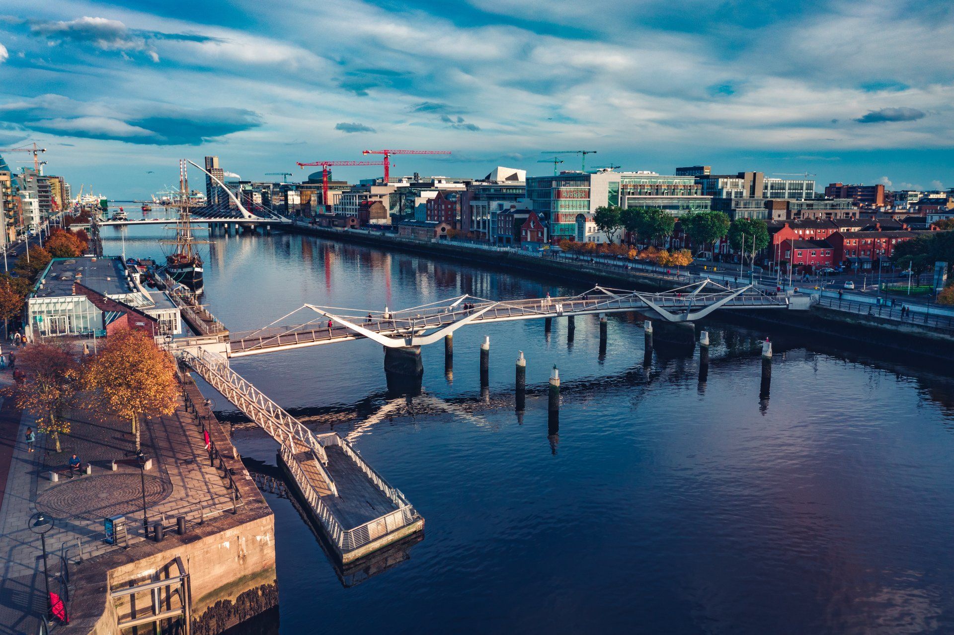 En luftfoto av en by med en elv som renner gjennom den.