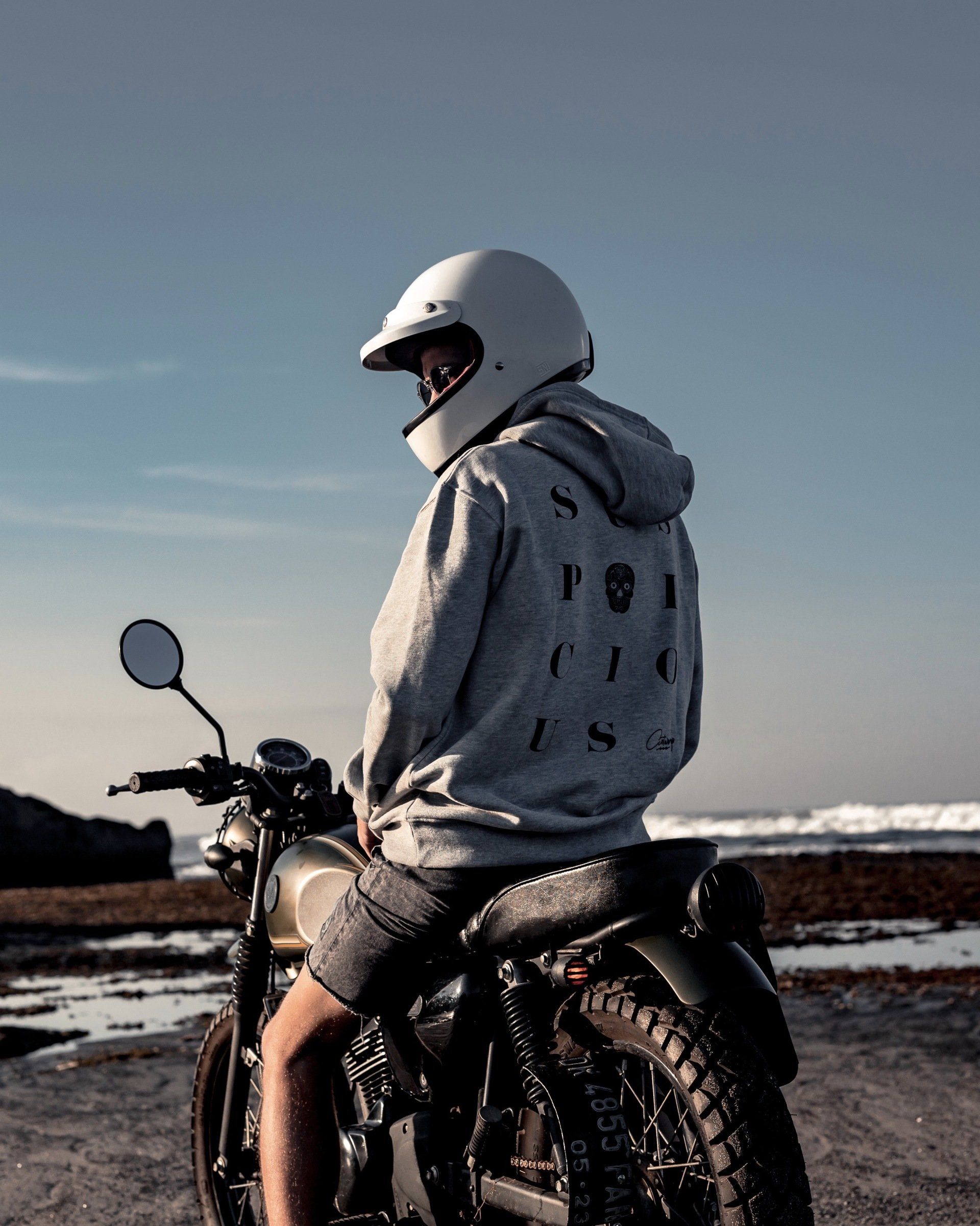 Ein Mann mit Helm sitzt auf einem Motorrad.