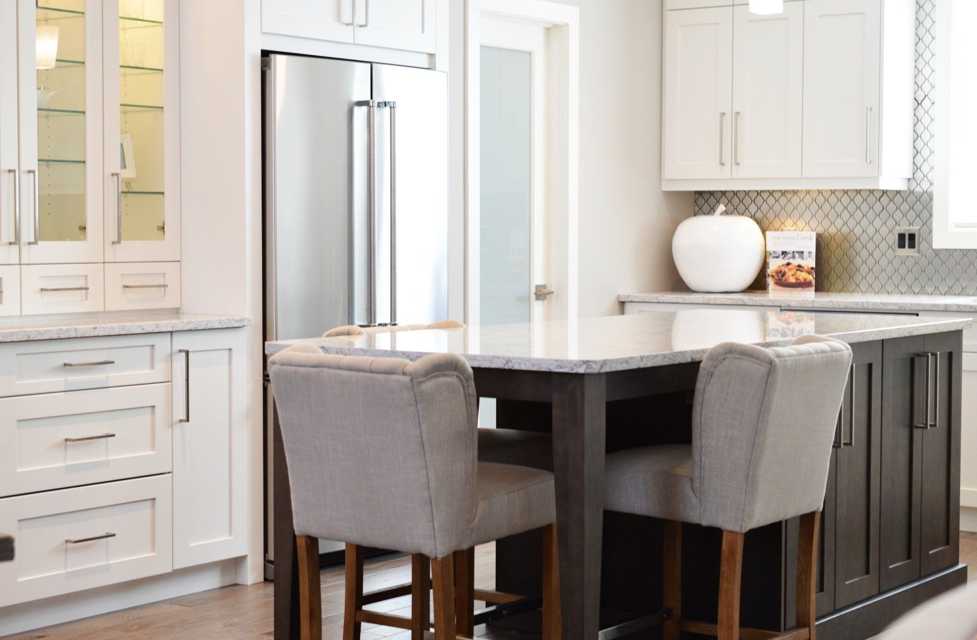 A picture of a contemporary kitchen