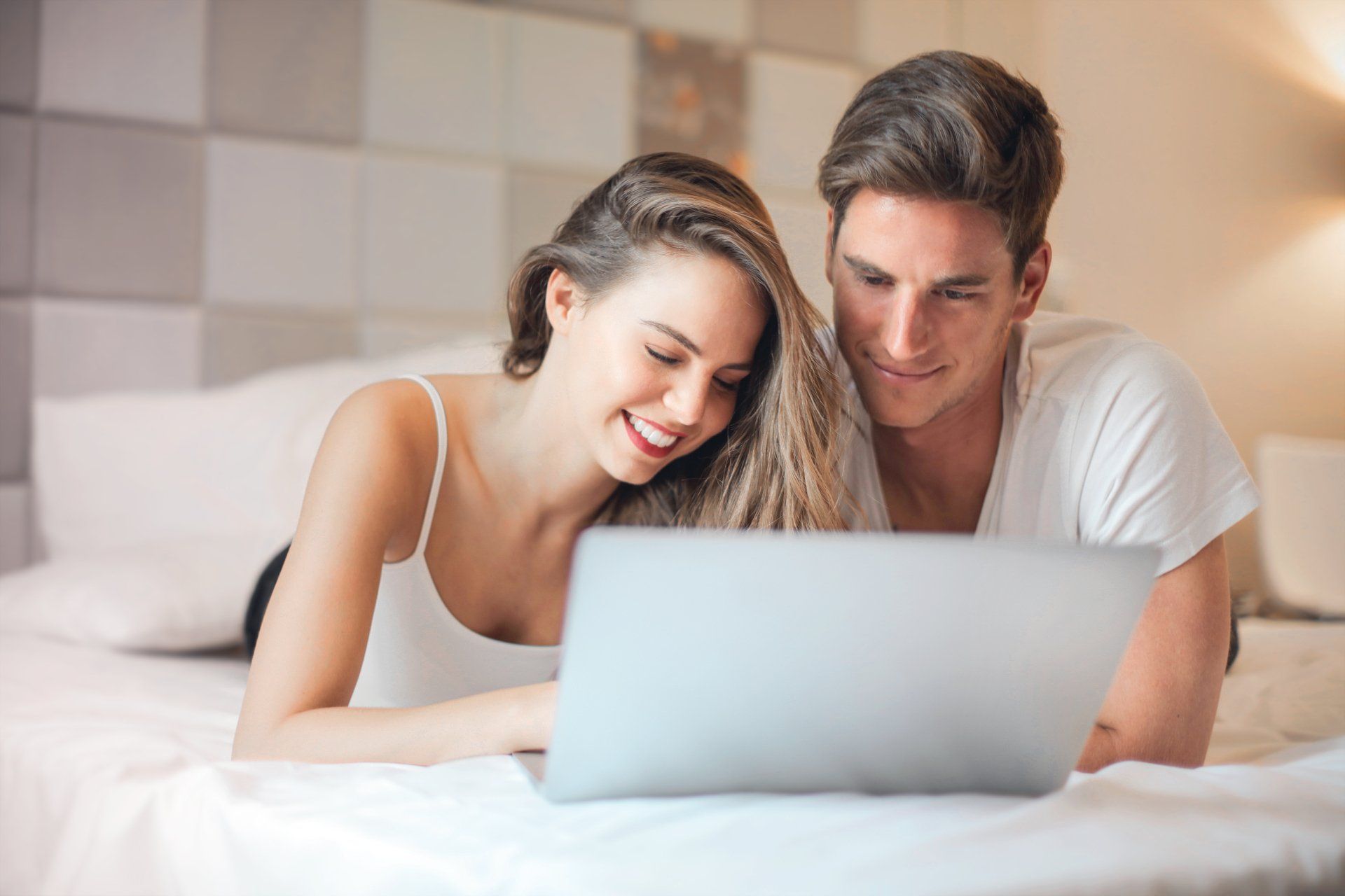 Couple learning about common first-time manufactured homebuyer mistakes to avoid