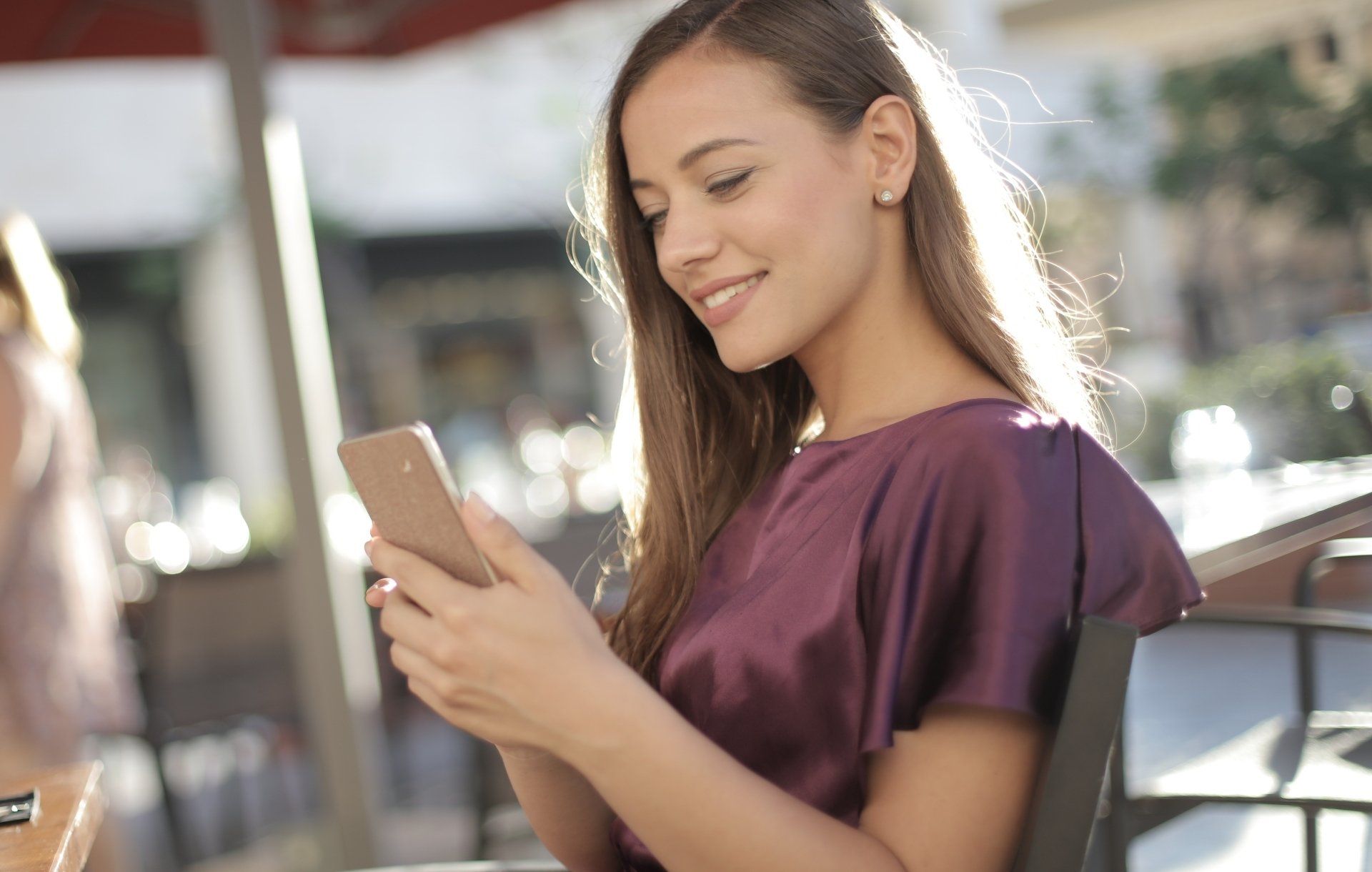 Ragazza contenta di chattare su Whatsapp