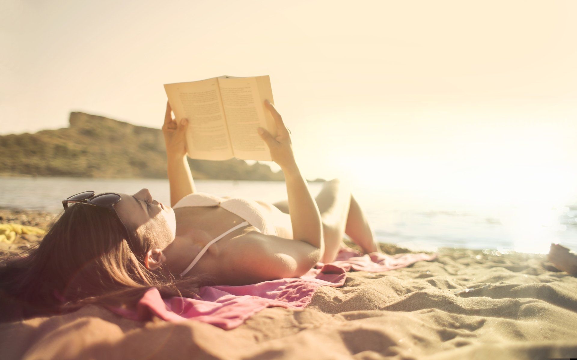 donna che prende il sole al mare