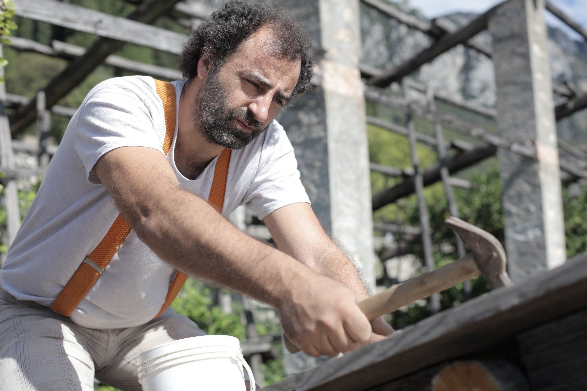 Masonry employee repair stone work