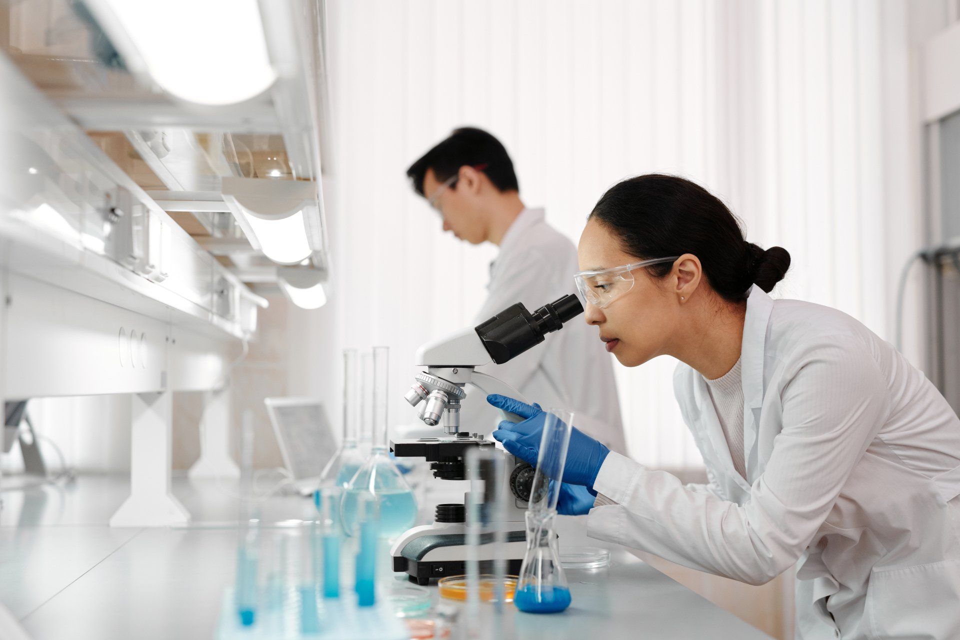 area-de-microbiologia-en-los-laboratorios-de-analisis-ambientales