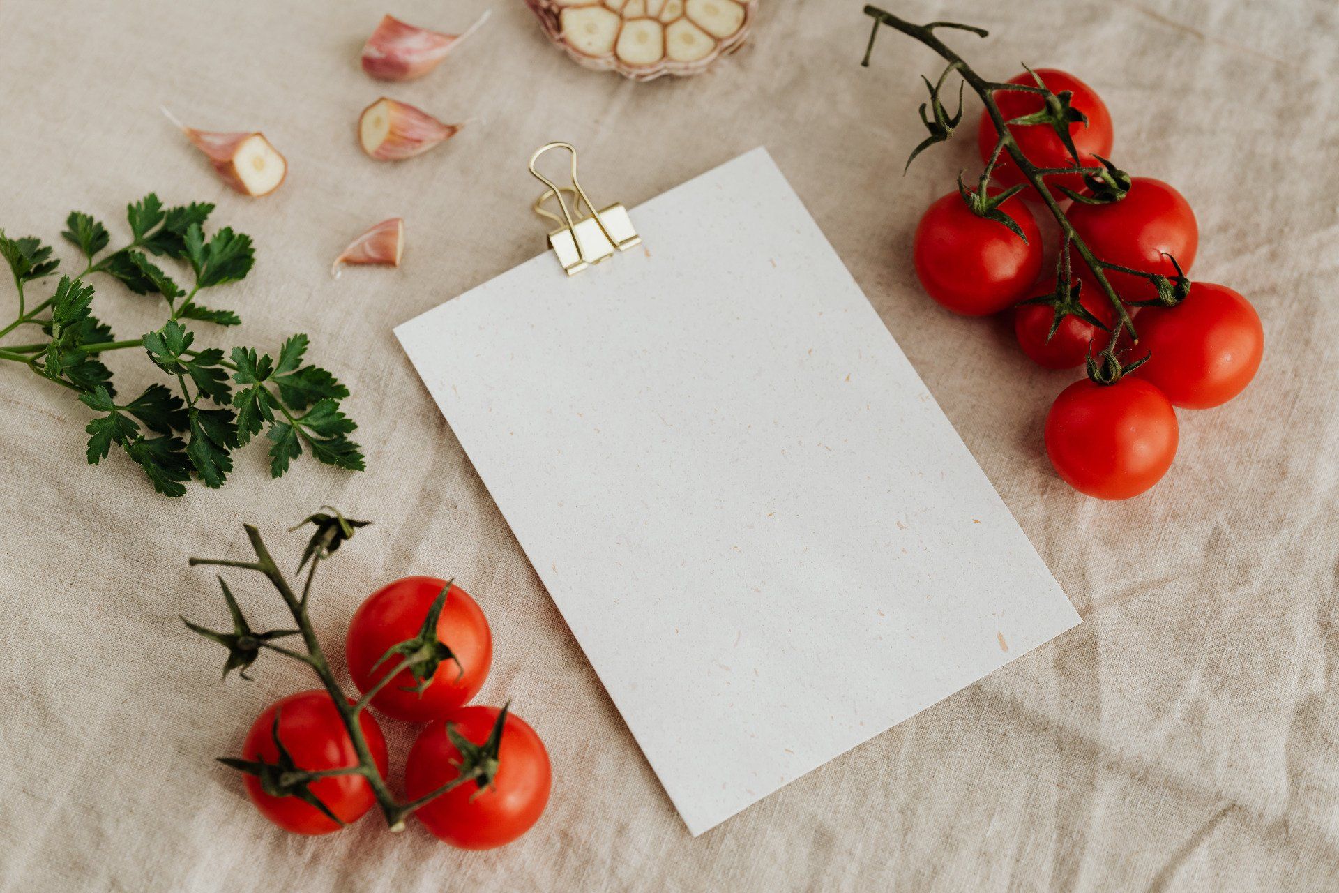 un foglio di carta con un clip accanto a pomodori