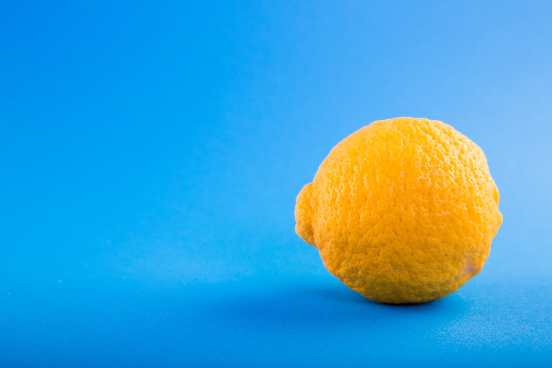 citron mot himmelsblå bakgrund
