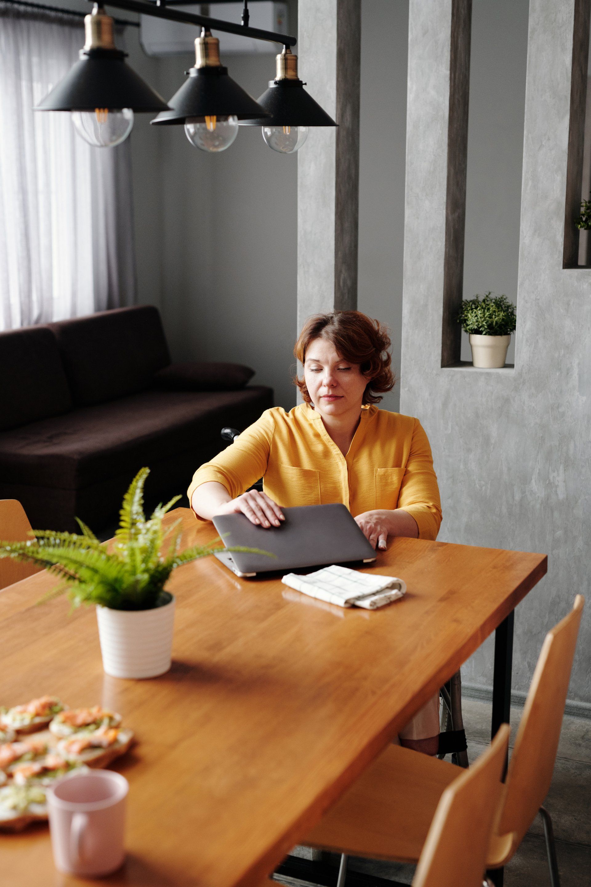 vrouw zit aan tafel
